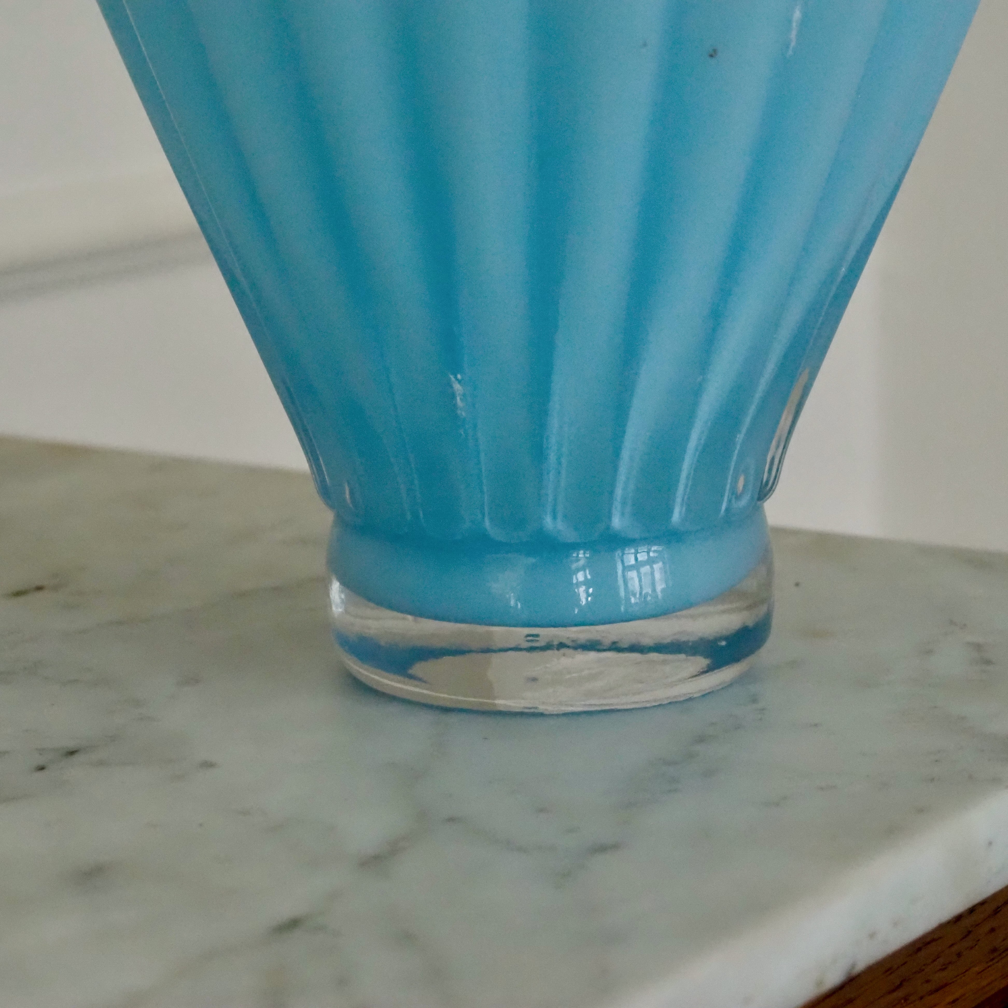 Vase Blau · Geripptes Opalglas in Melonenform
