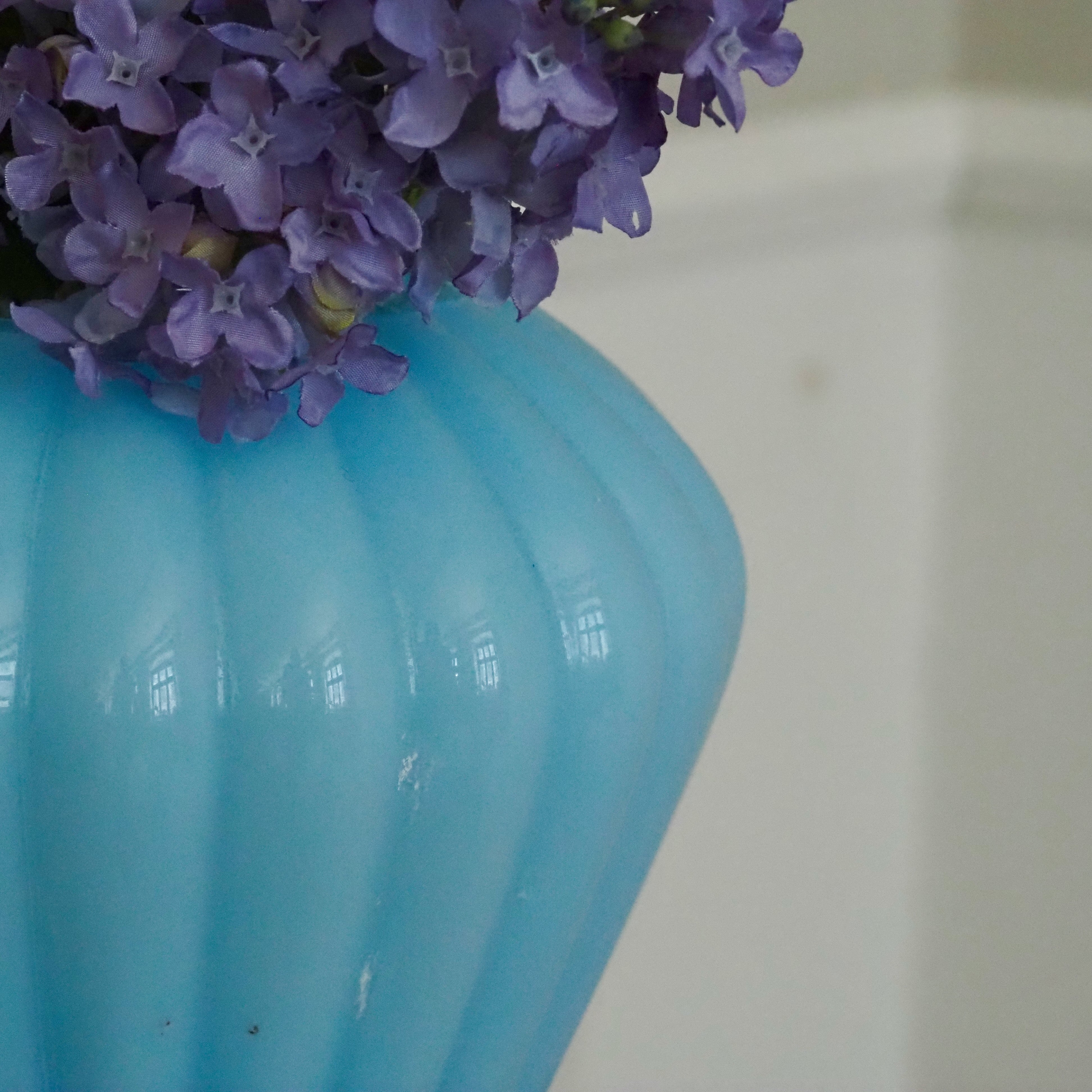 Vase Blau · Geripptes Opalglas in Melonenform