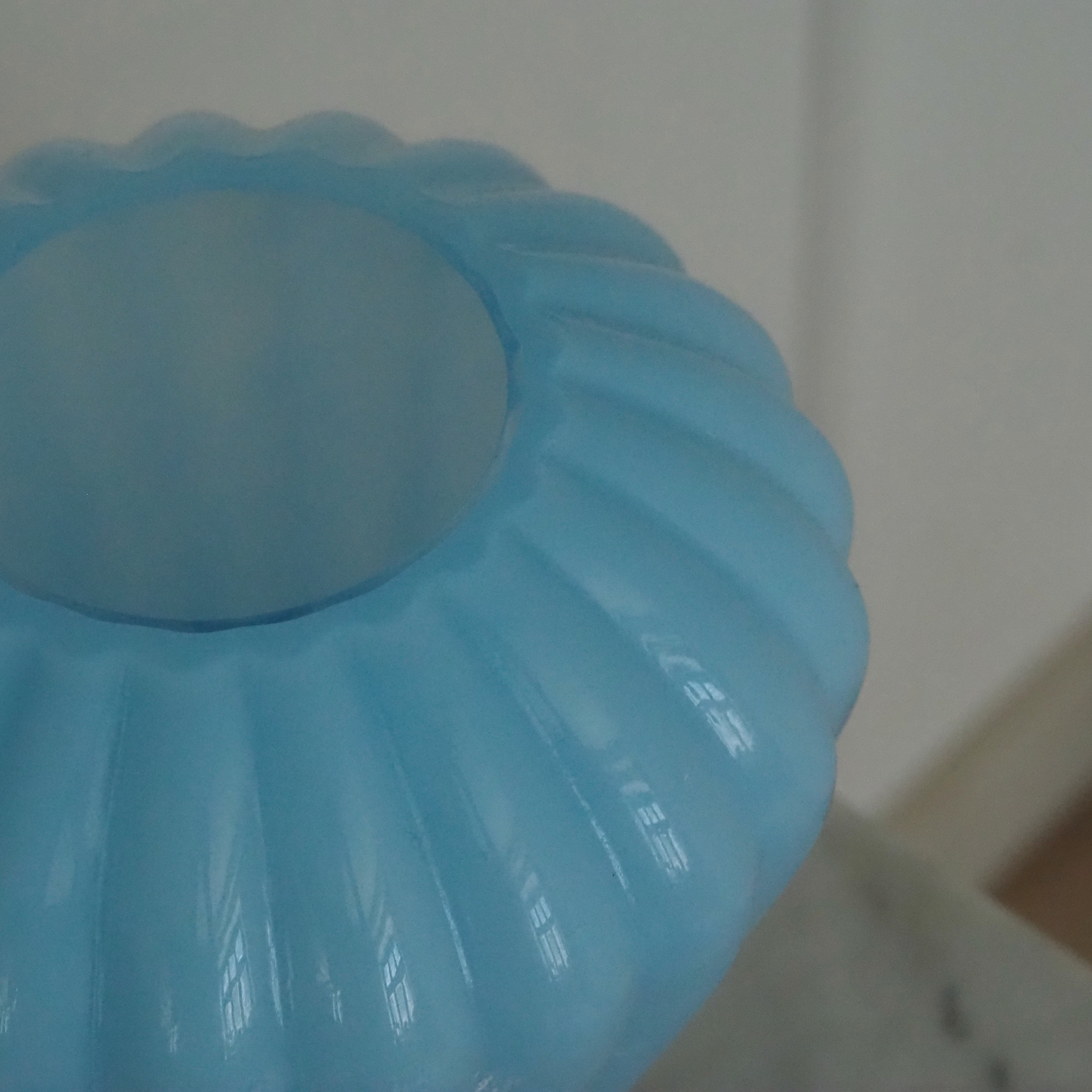 Vase Blau · Geripptes Opalglas in Melonenform