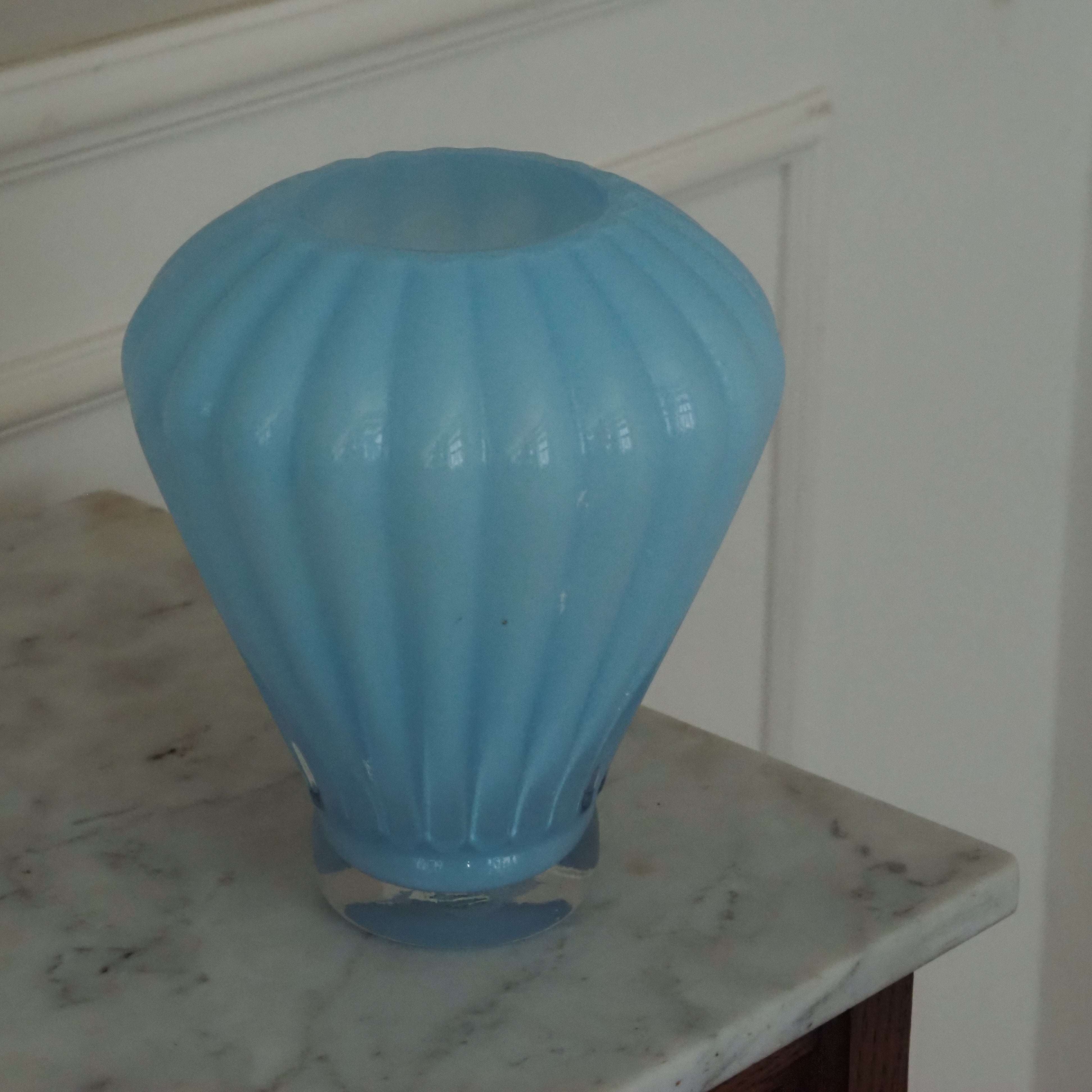 Vase Blau · Geripptes Opalglas in Melonenform