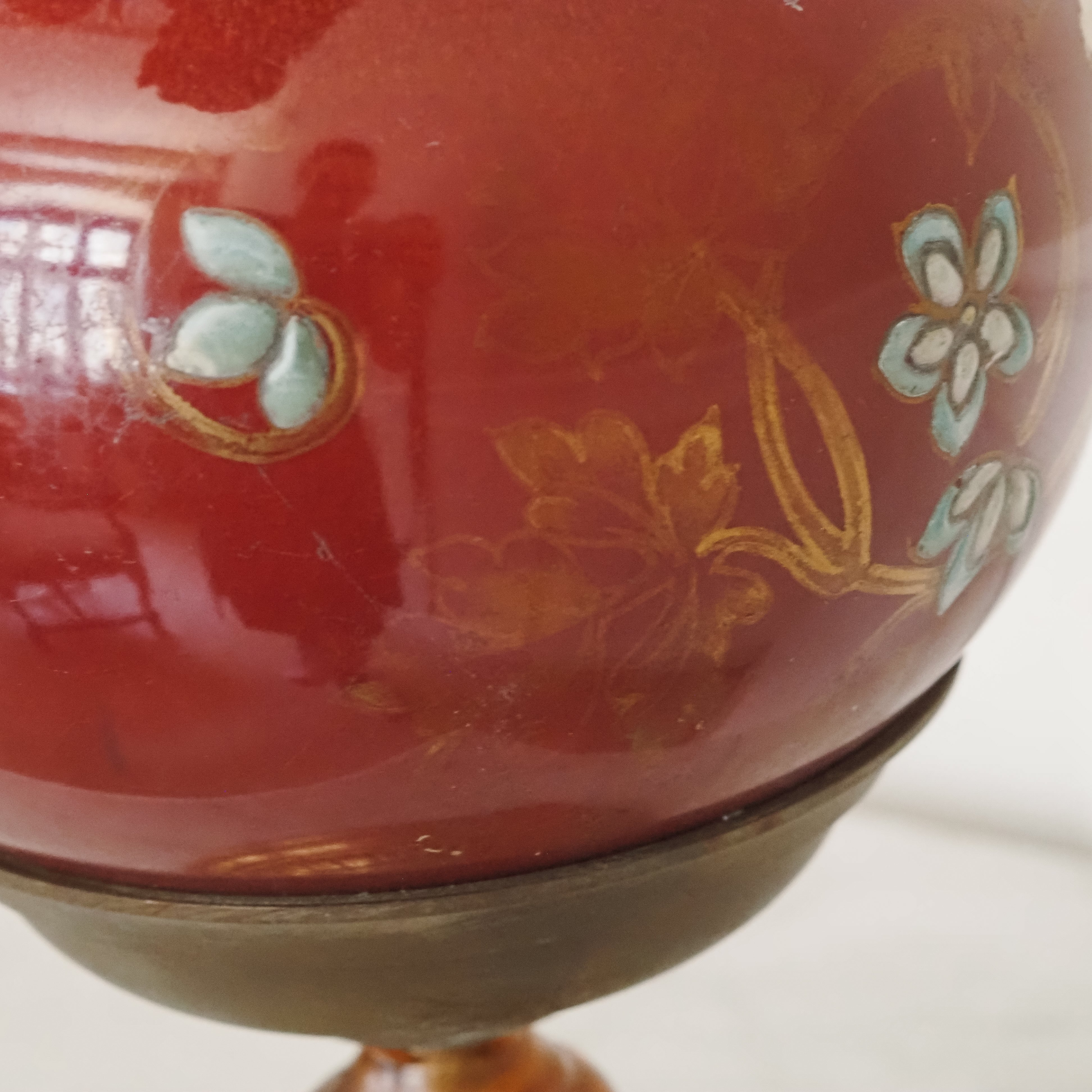 Kugelvase auf Messingfuß · Keramik mit Emaildekor im Zeichen des Japonismus · um 1900