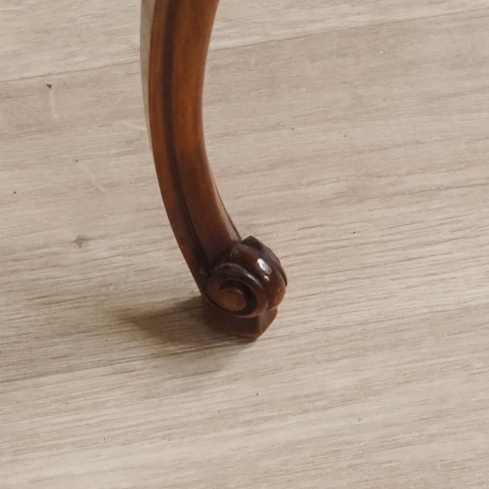 Französischer Beistelltisch mit Glasplatte im Louis-XV-Stil - Vintage Glastisch