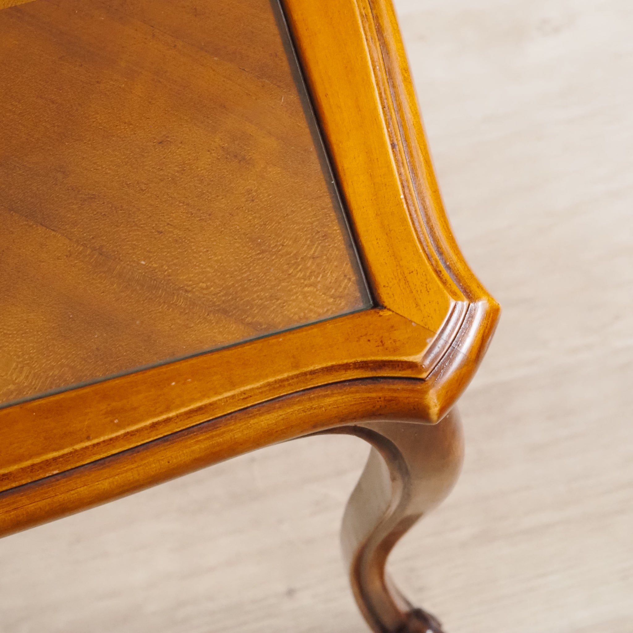 Französischer Beistelltisch mit Glasplatte im Louis-XV-Stil - Vintage Glastisch