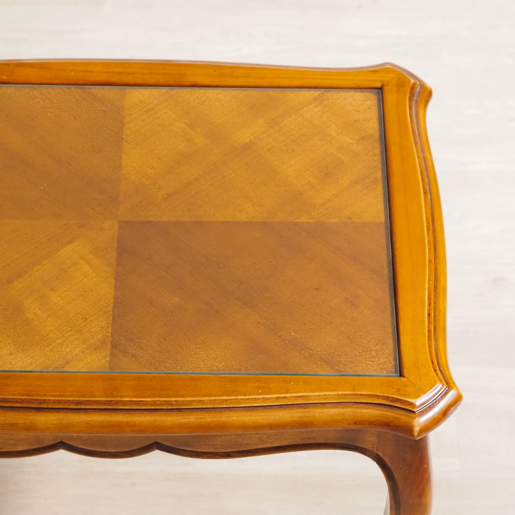 Französischer Beistelltisch mit Glasplatte im Louis-XV-Stil - Vintage Glastisch