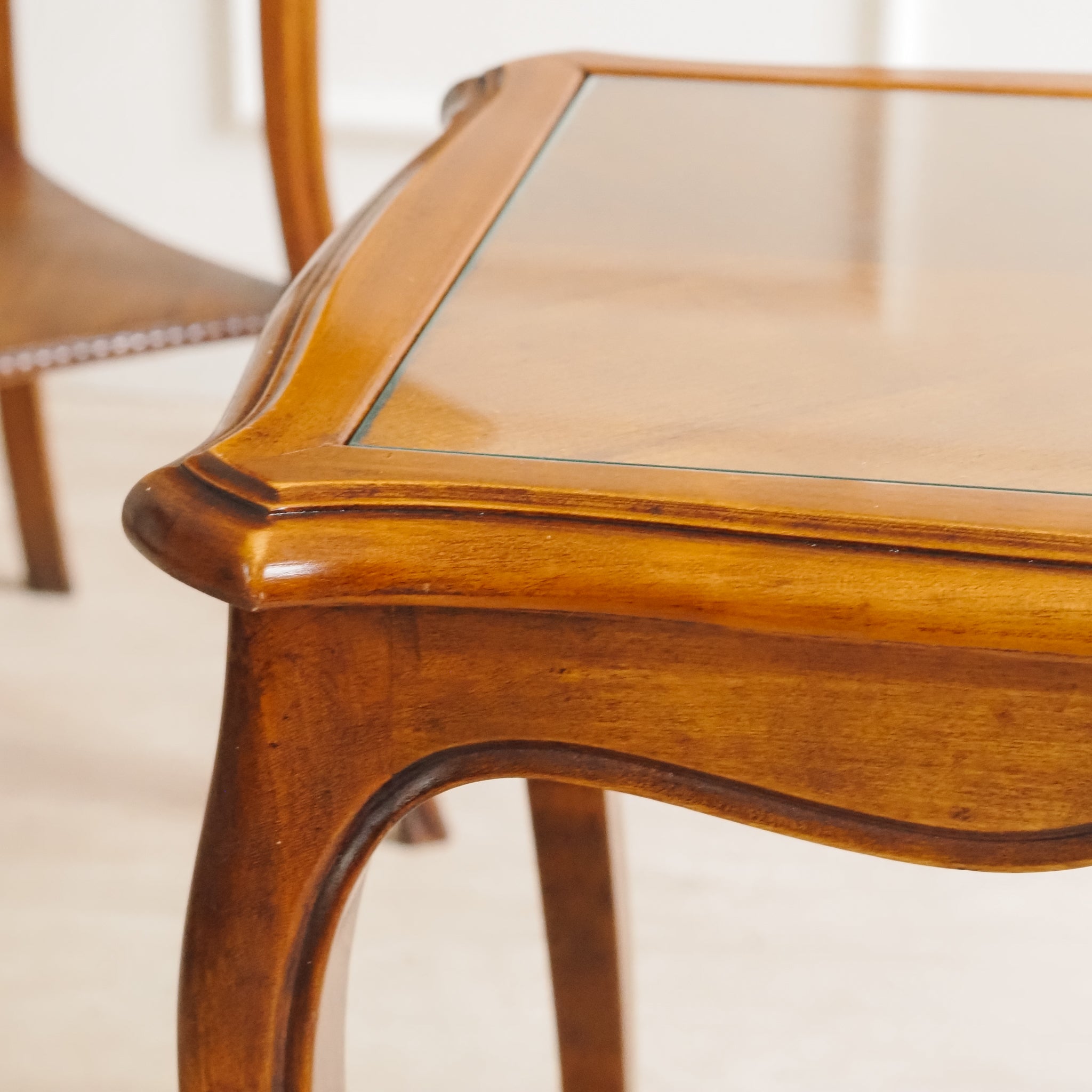 Französischer Beistelltisch mit Glasplatte im Louis-XV-Stil - Vintage Glastisch