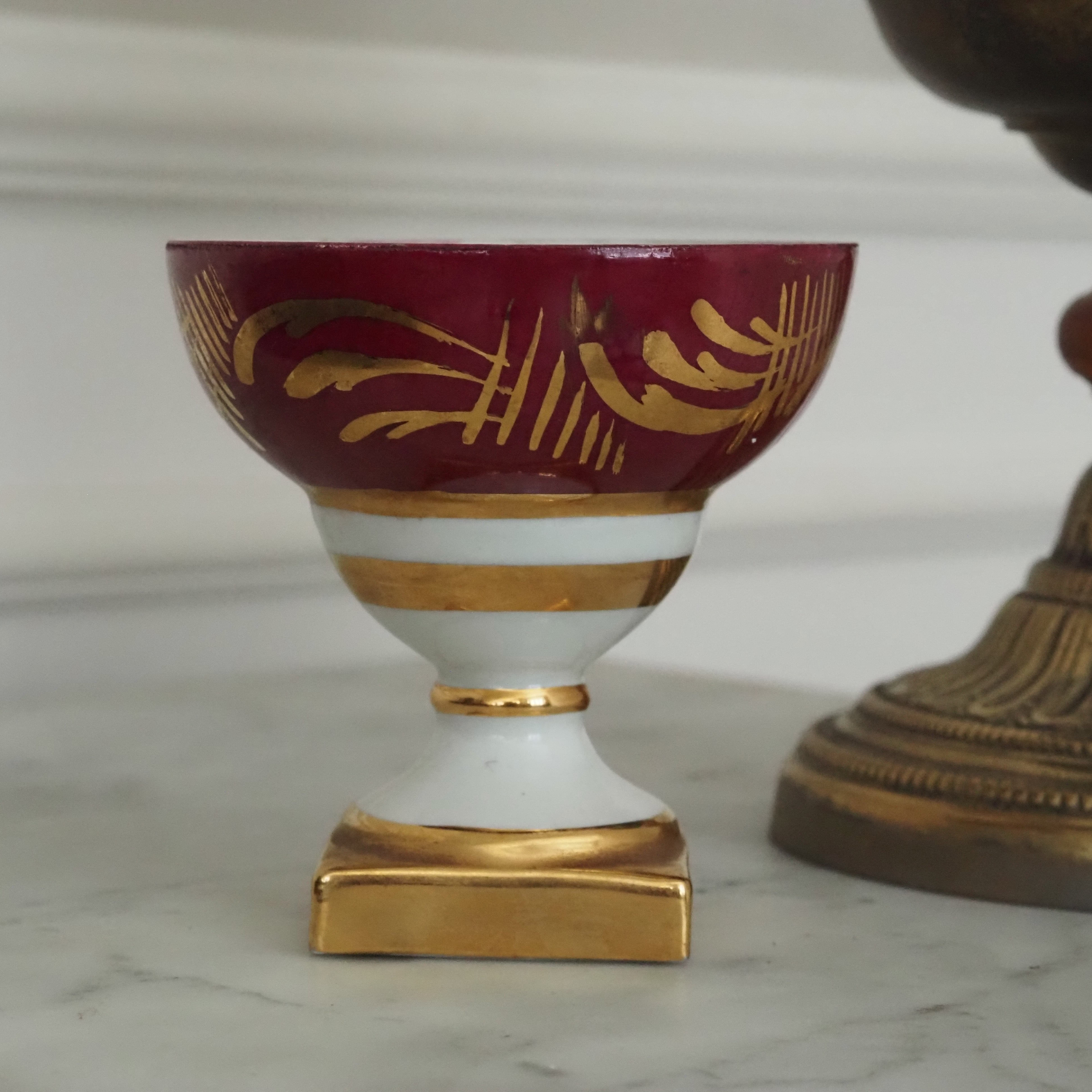 Fußschale Limoges · Porzellan mit Rubinrot und Goldstaffage im Empire-Stil