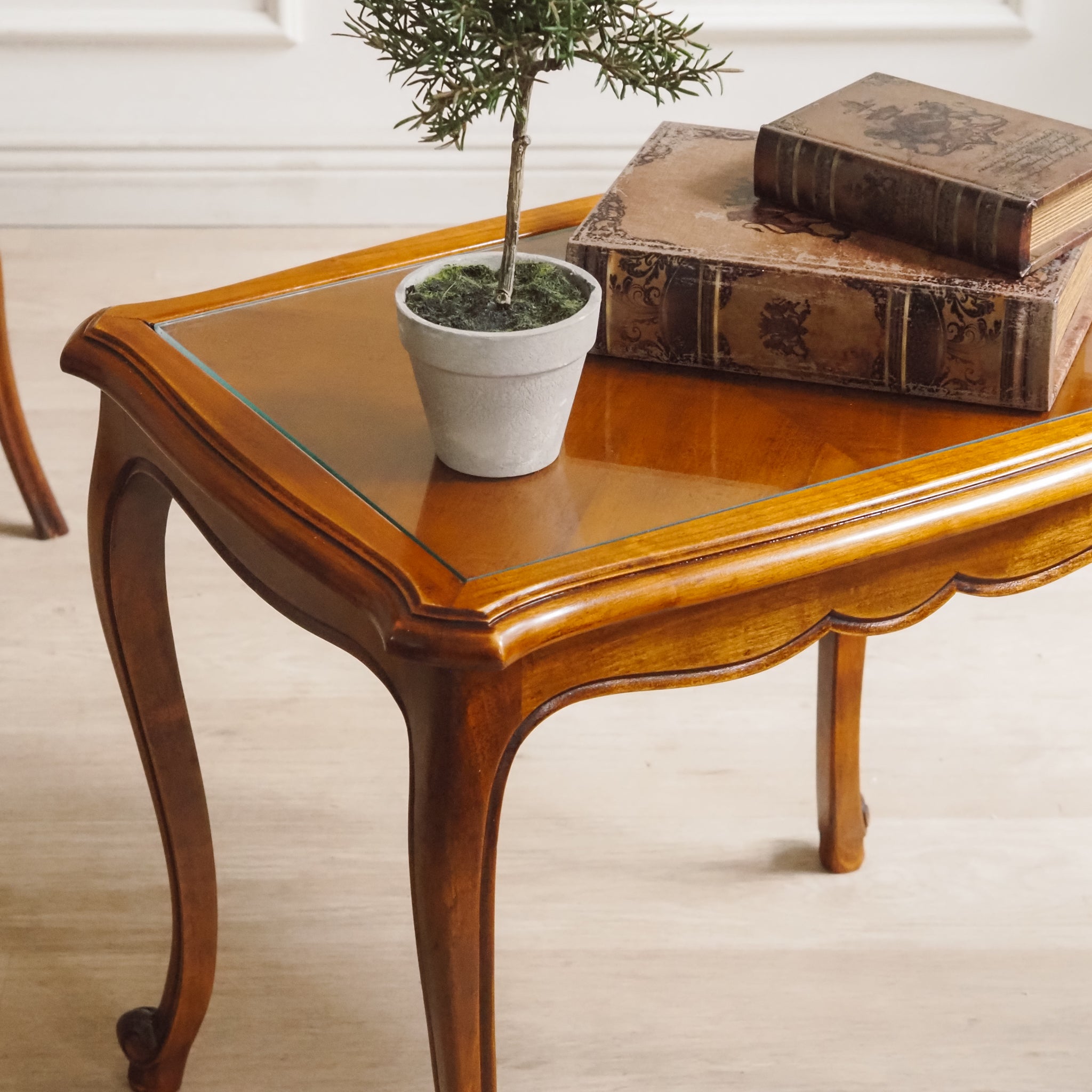 Französischer Beistelltisch mit Glasplatte im Louis-XV-Stil - Vintage Glastisch