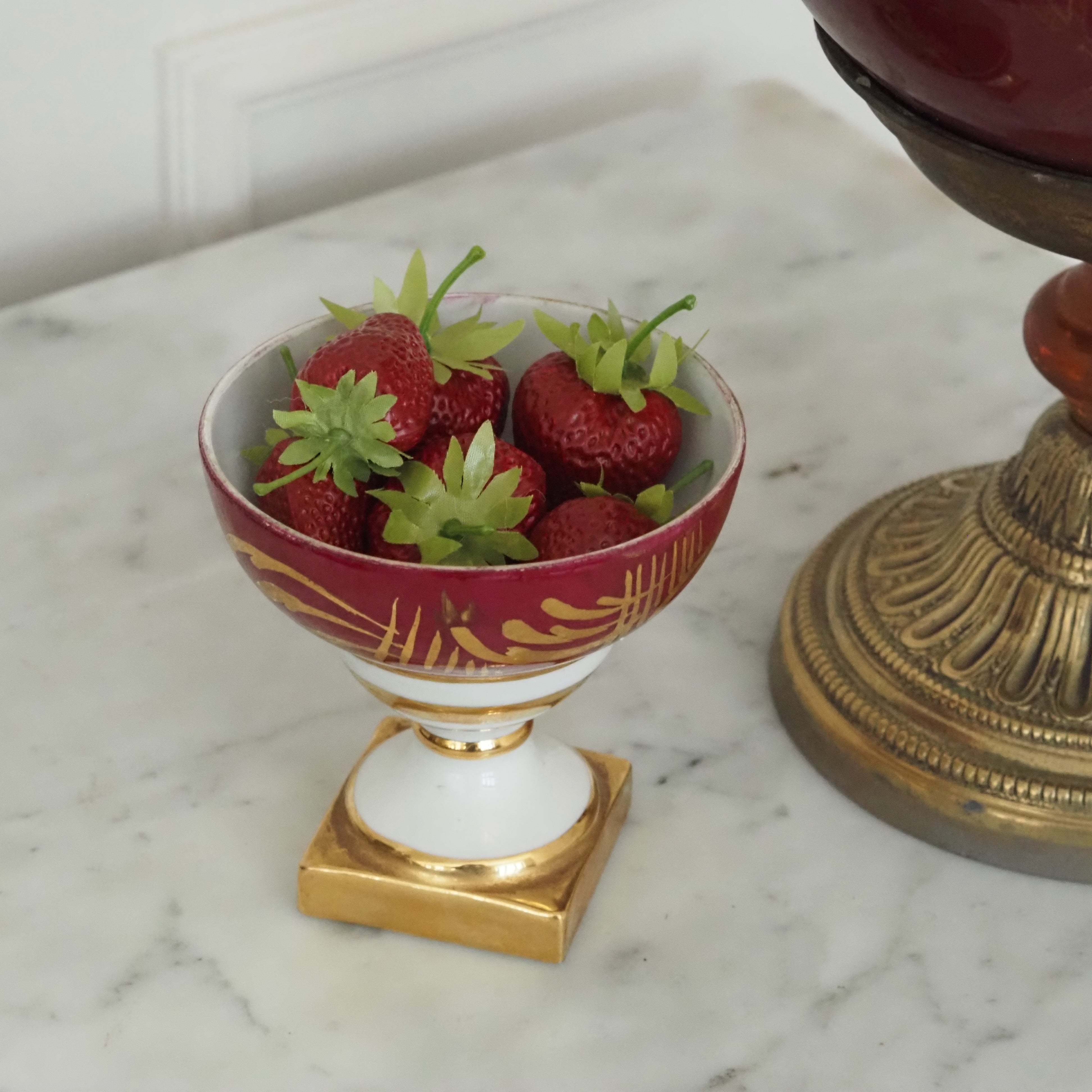Fußschale Limoges · Porzellan mit Rubinrot und Goldstaffage im Empire-Stil