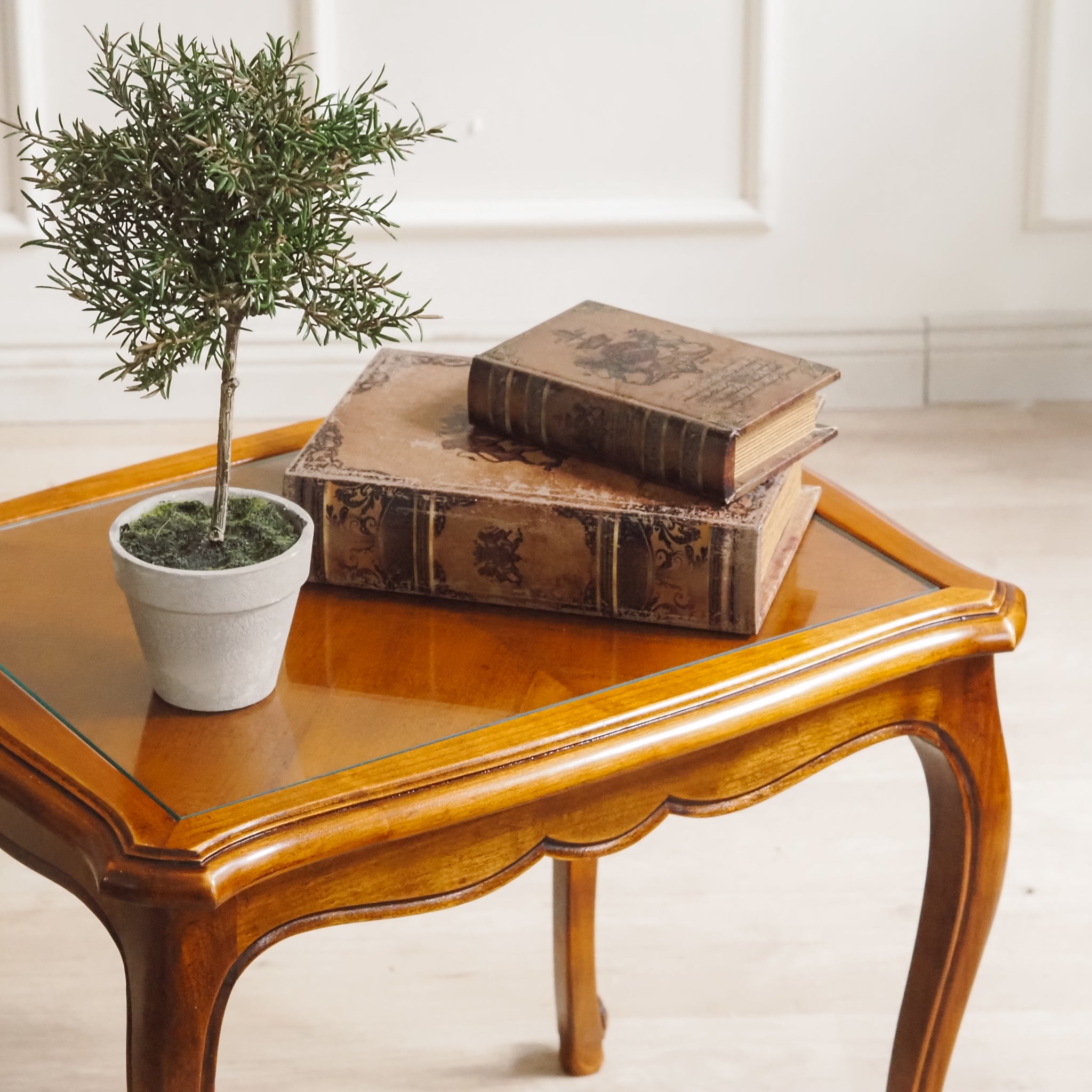 Französischer Beistelltisch mit Glasplatte im Louis-XV-Stil - Vintage Glastisch