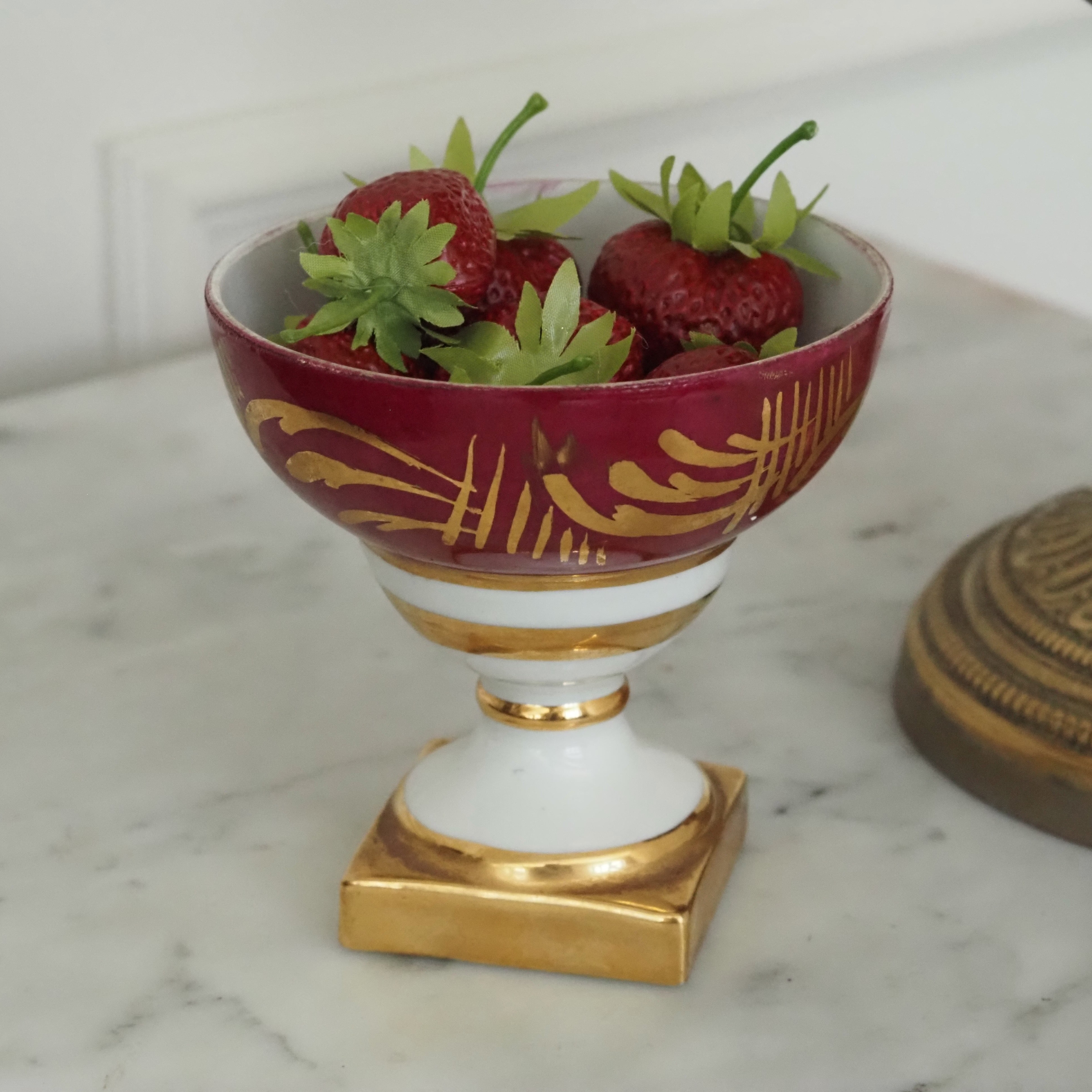 Fußschale Limoges · Porzellan mit Rubinrot und Goldstaffage im Empire-Stil