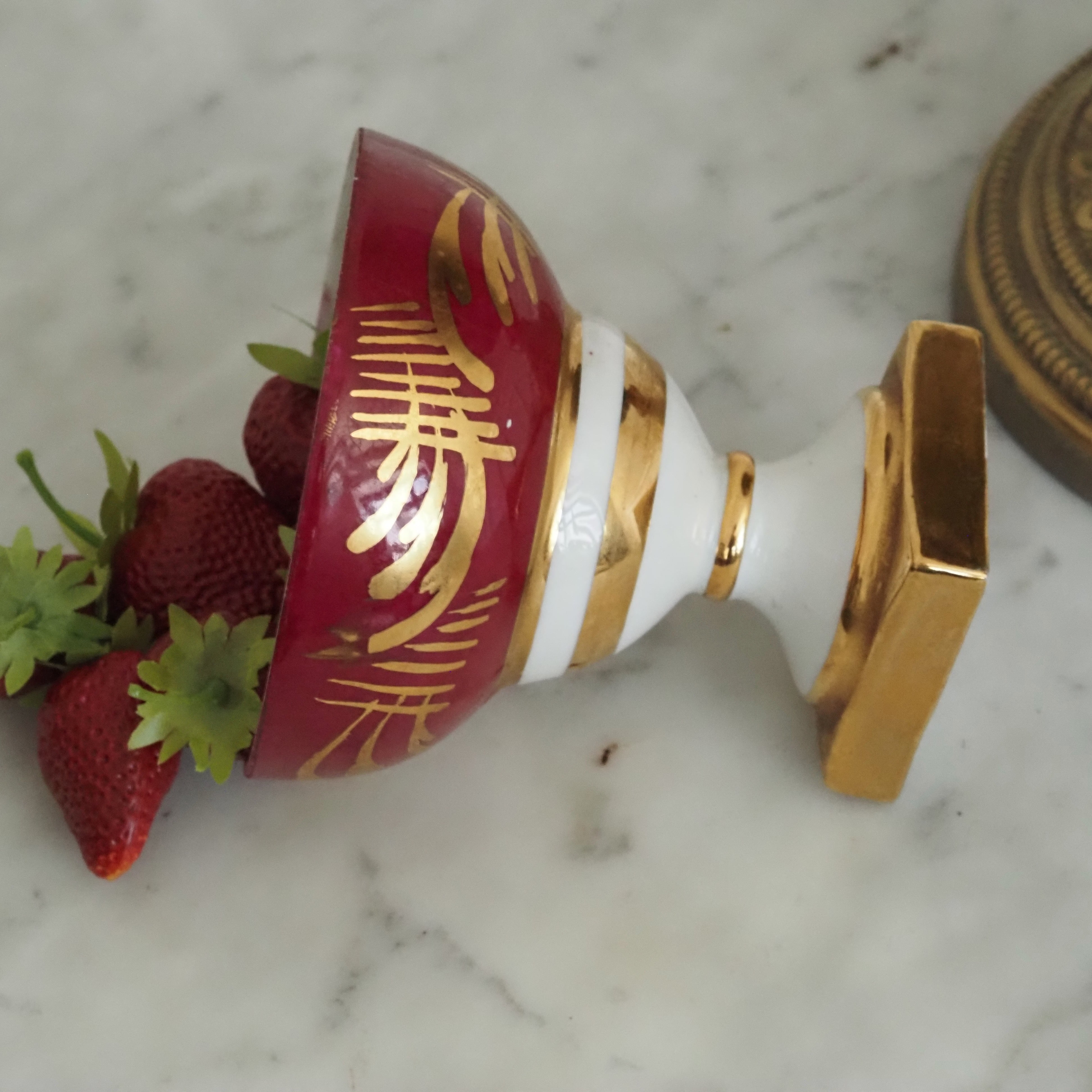 Fußschale Limoges · Porzellan mit Rubinrot und Goldstaffage im Empire-Stil