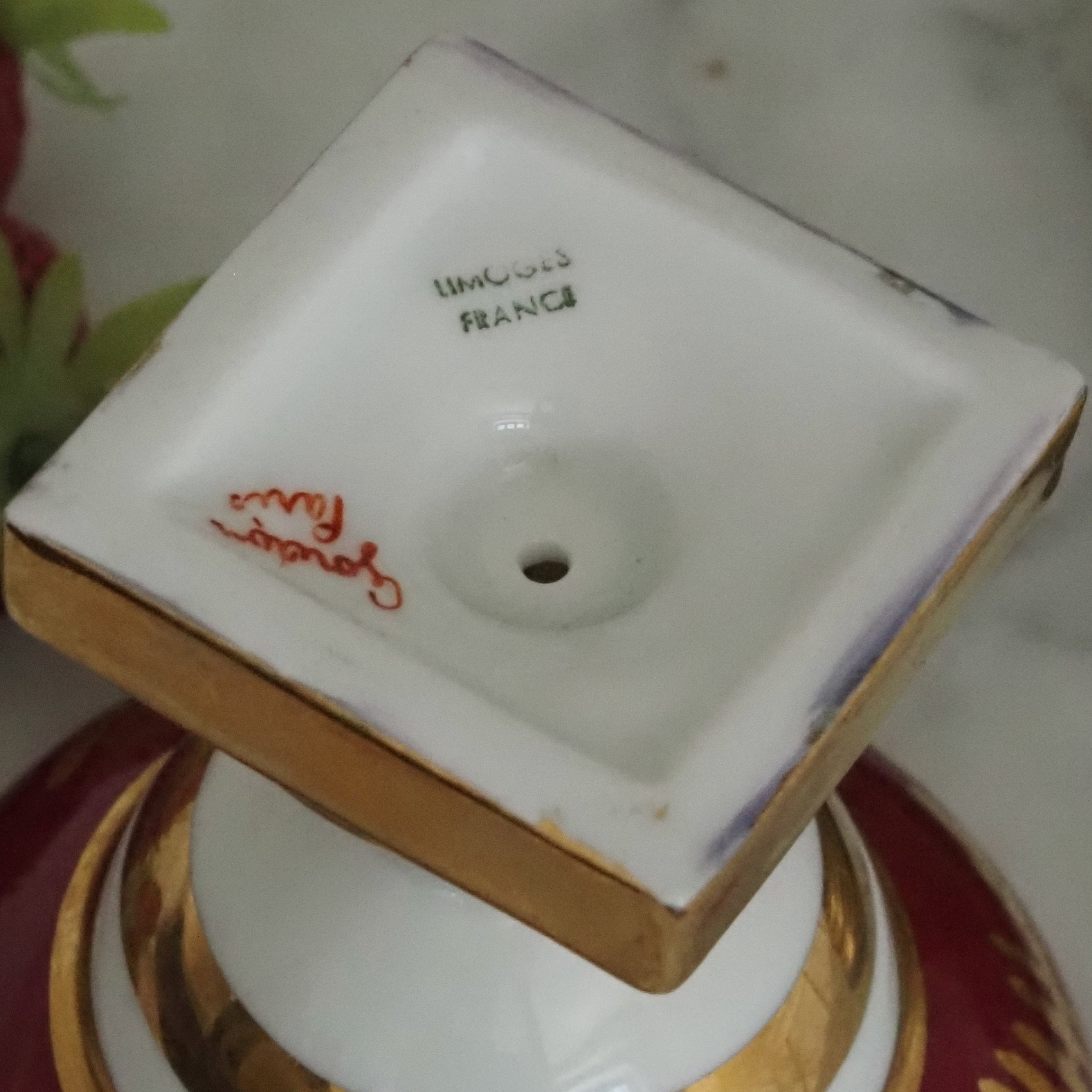 Fußschale Limoges · Porzellan mit Rubinrot und Goldstaffage im Empire-Stil