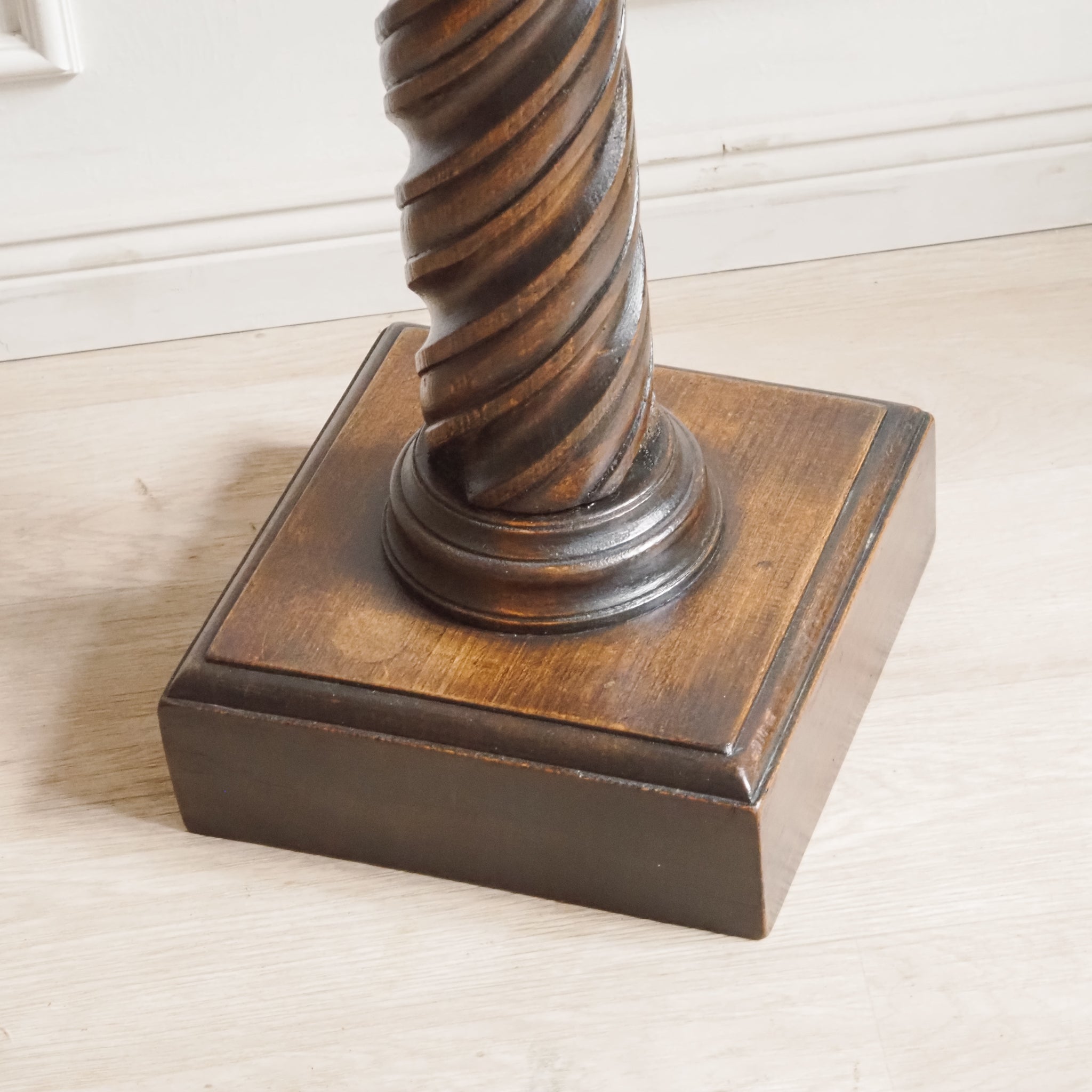 Vintage Blumenständer mit gedrehter Säule - Antikes Pflanzenpodest