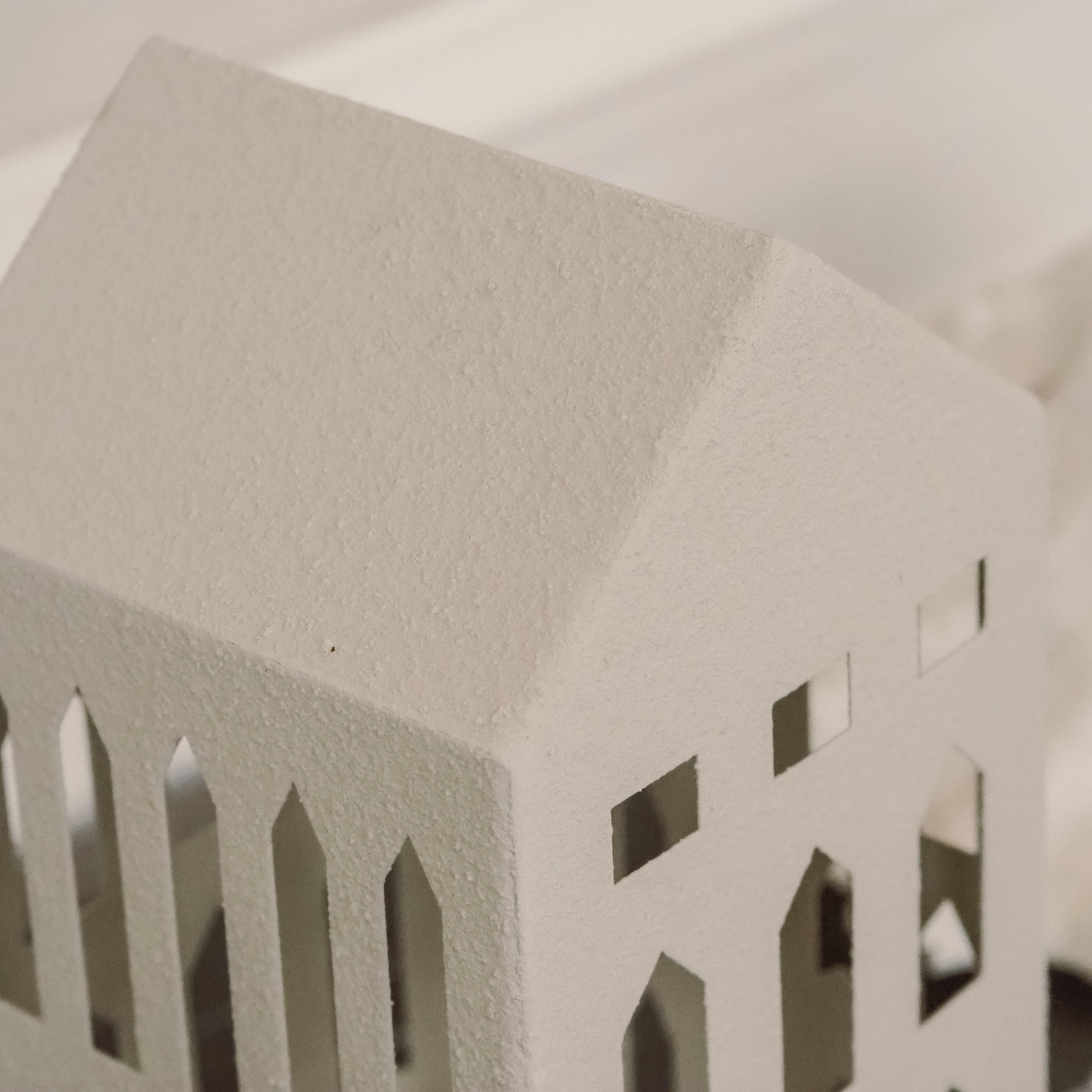 Deko-Haus Leyu Creme · Teelichthaus aus Metall mit Spitzbogenfenstern