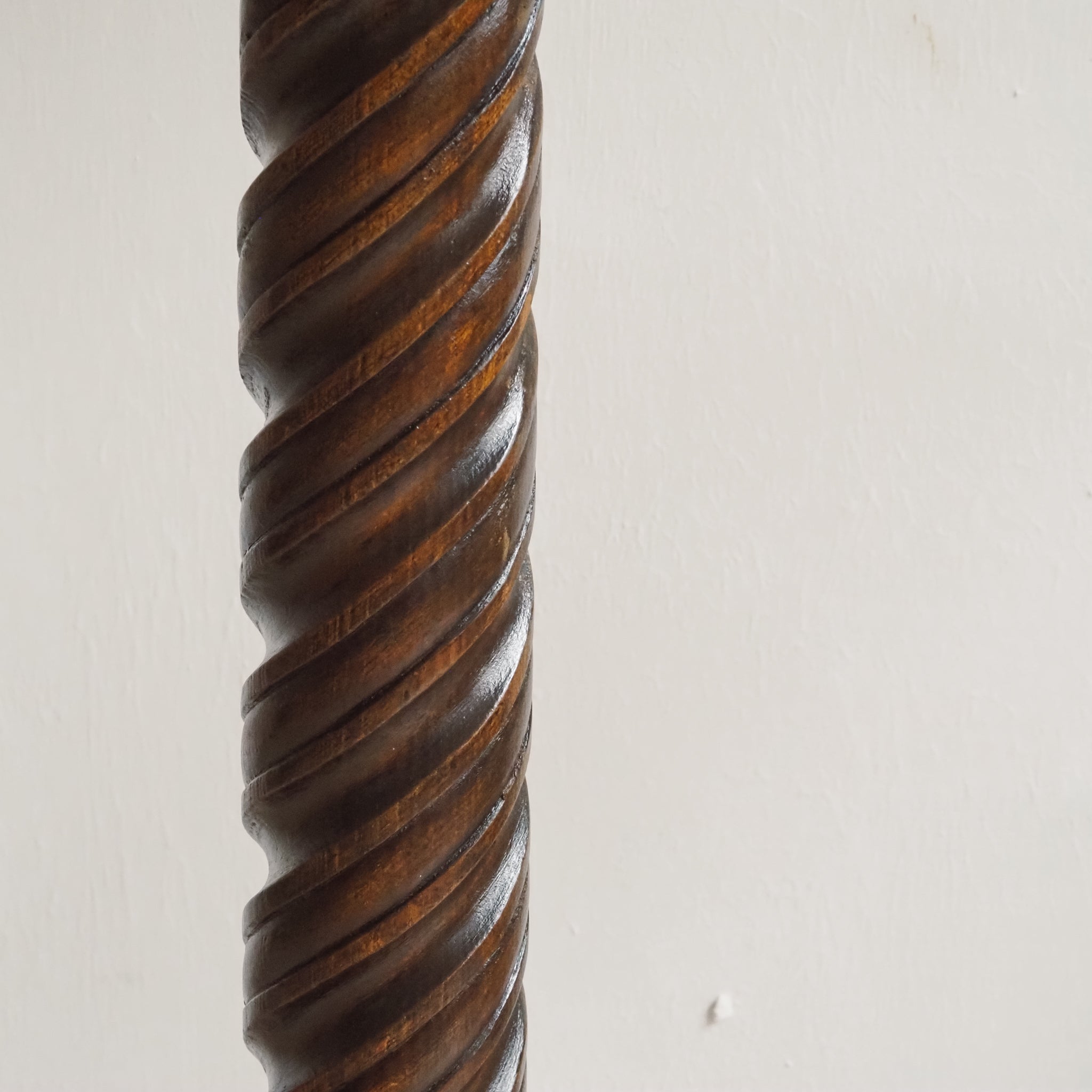 Vintage Blumenständer mit gedrehter Säule - Antikes Pflanzenpodest