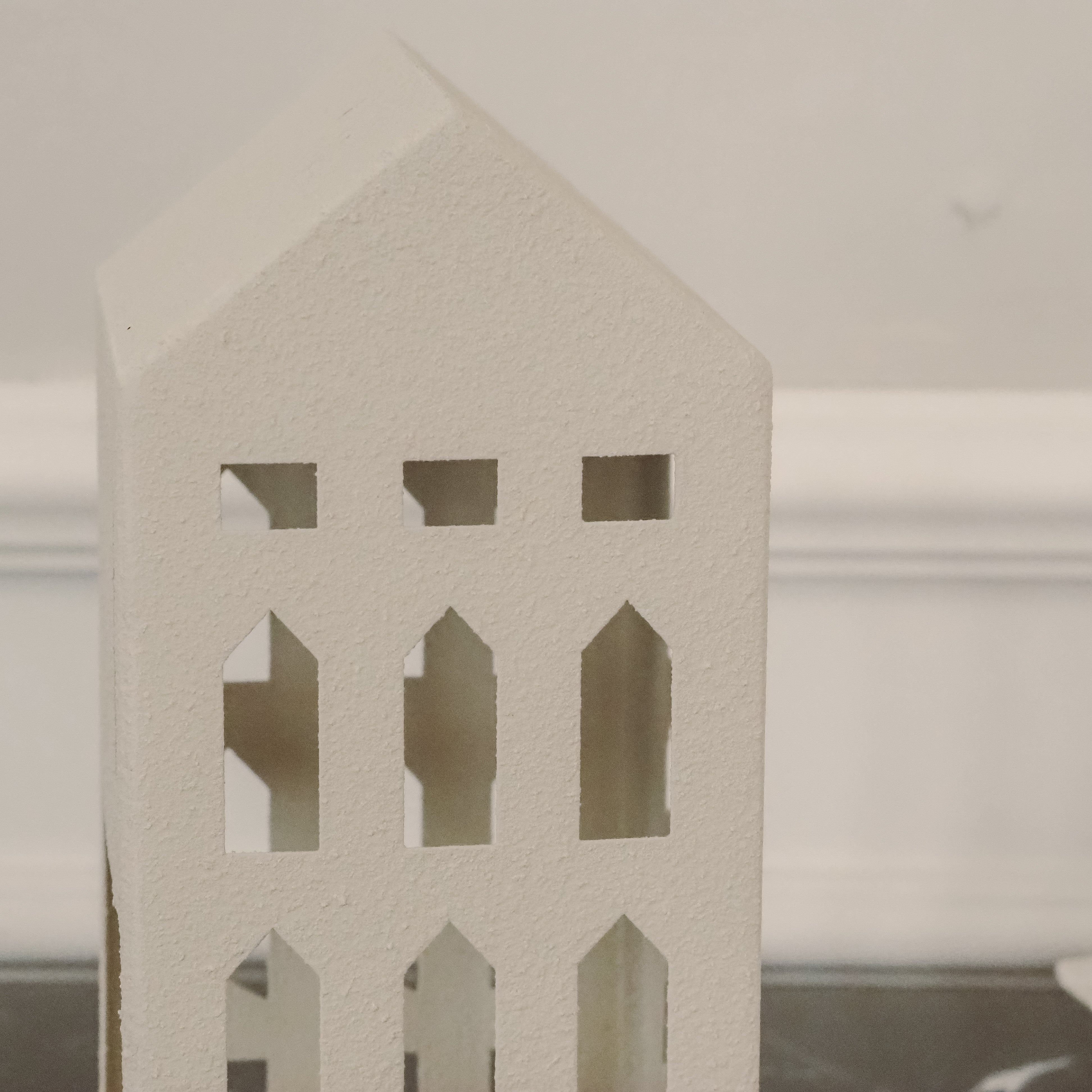 Deko-Haus Leyu Creme · Teelichthaus aus Metall mit Spitzbogenfenstern