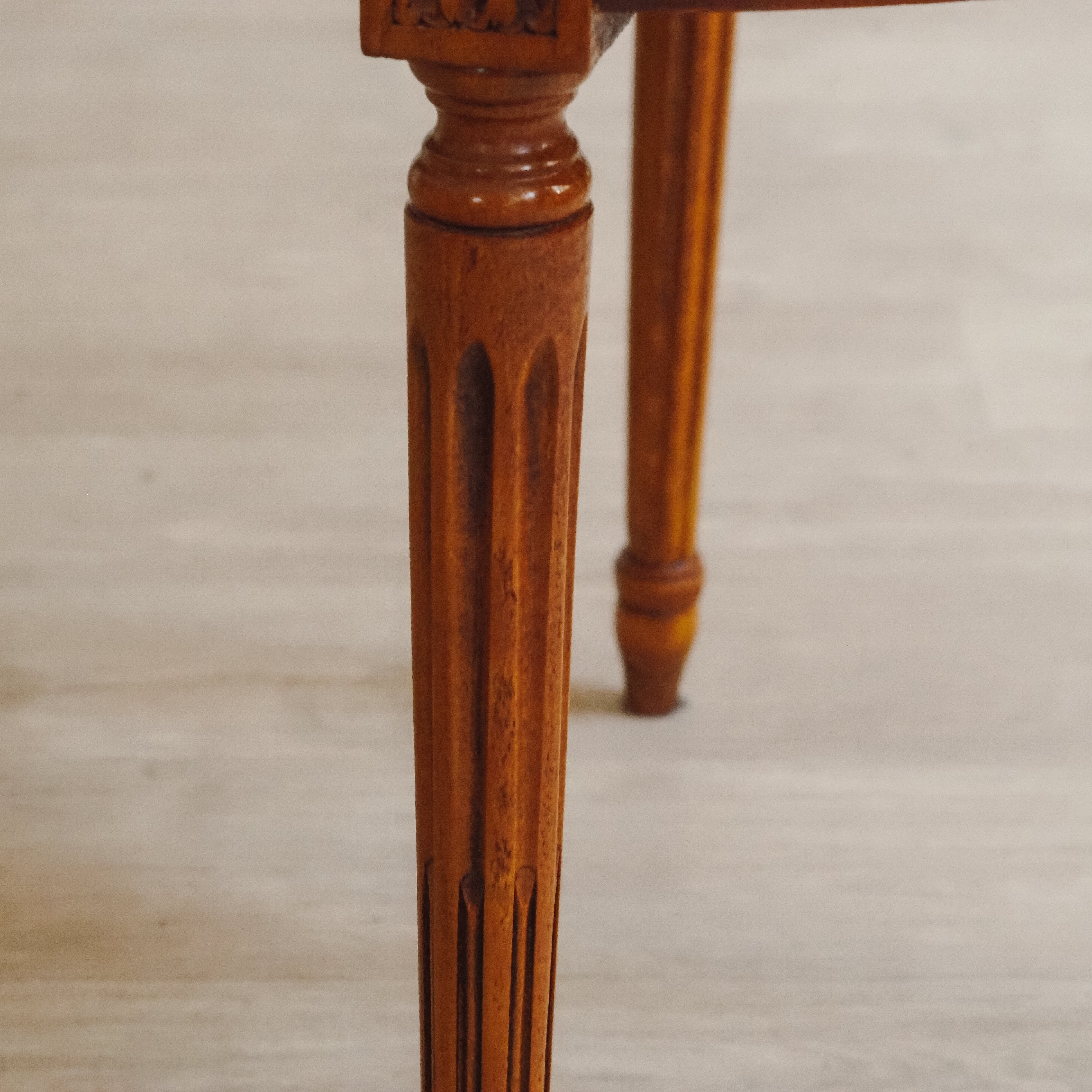 Louis-Seize Stühle Kirschbaum mit Rohrgeflecht – 4er-Set mit Ballonlehne