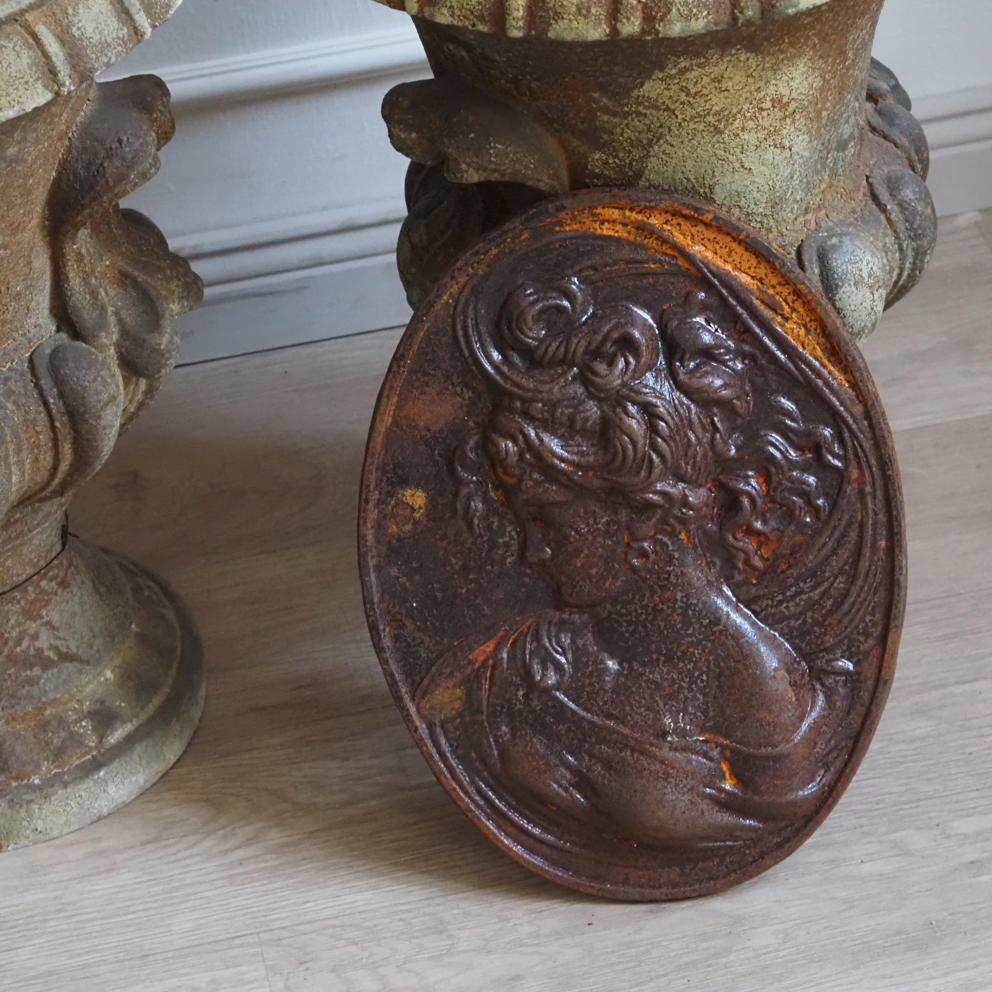Ovales Wandrelief Dame · historisierende Reliefdarstellung aus Gusseisen