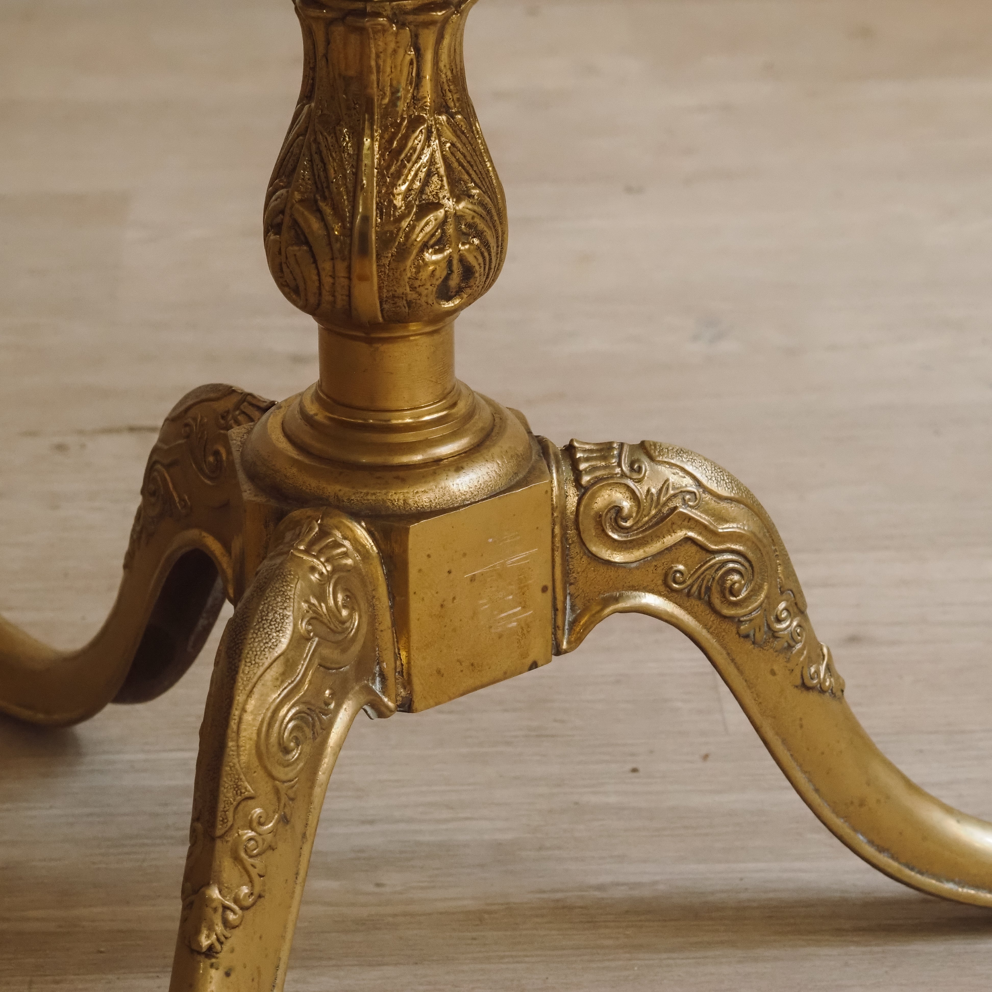 Gueridon Beistelltisch Messing Marmorplatte rund Louis XV Stil