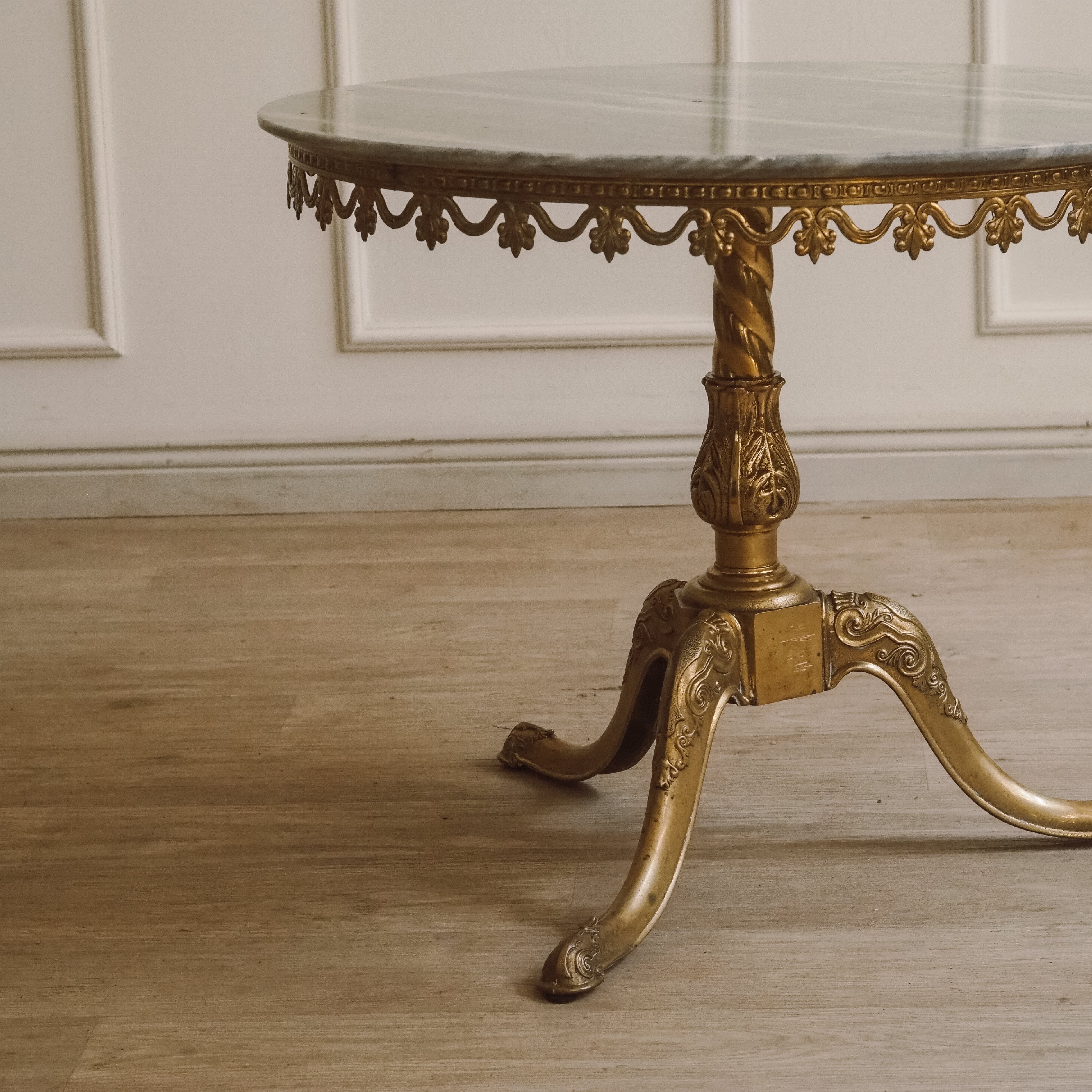 Gueridon Beistelltisch Messing Marmorplatte rund Louis XV Stil