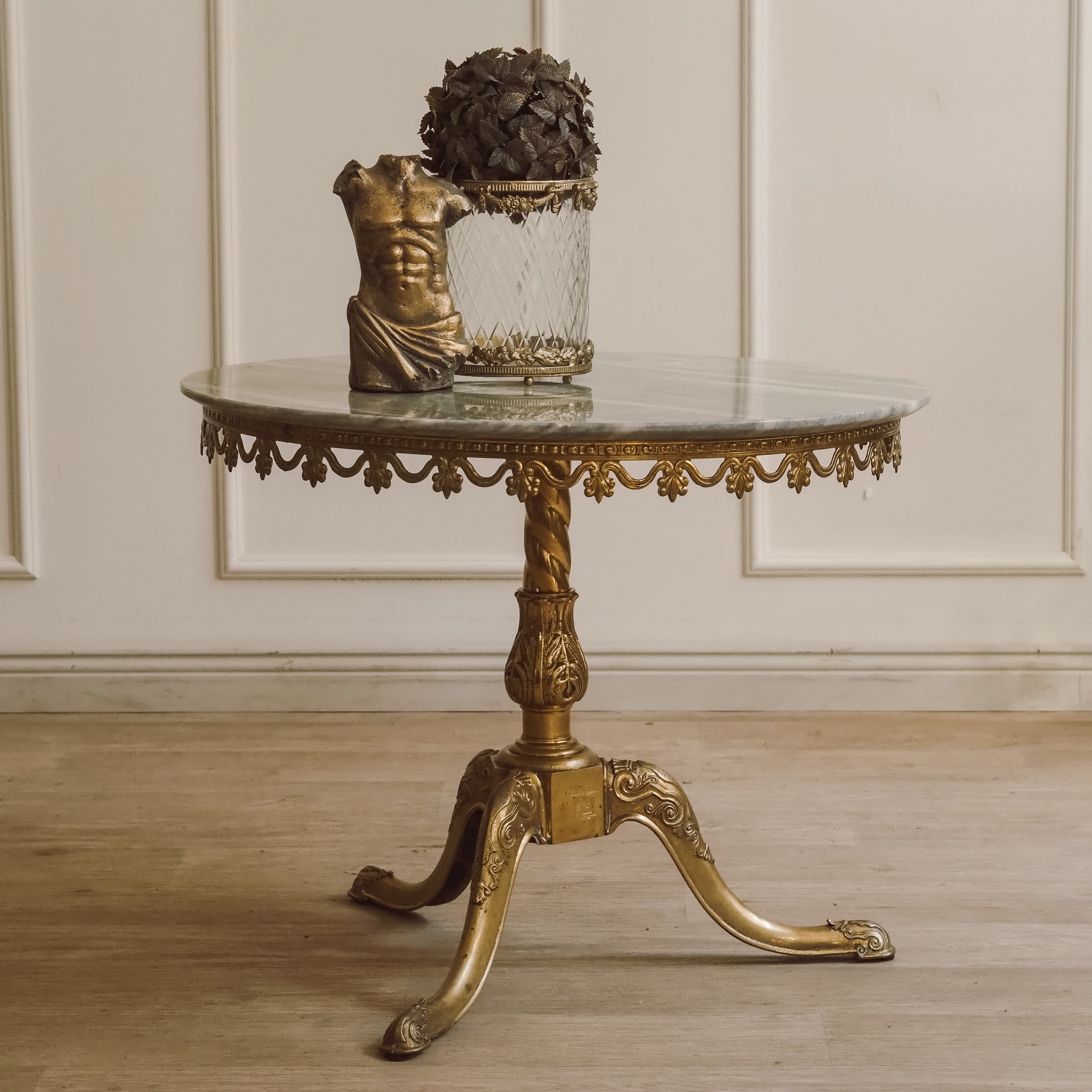 Gueridon Beistelltisch Messing Marmorplatte rund Louis XV Stil