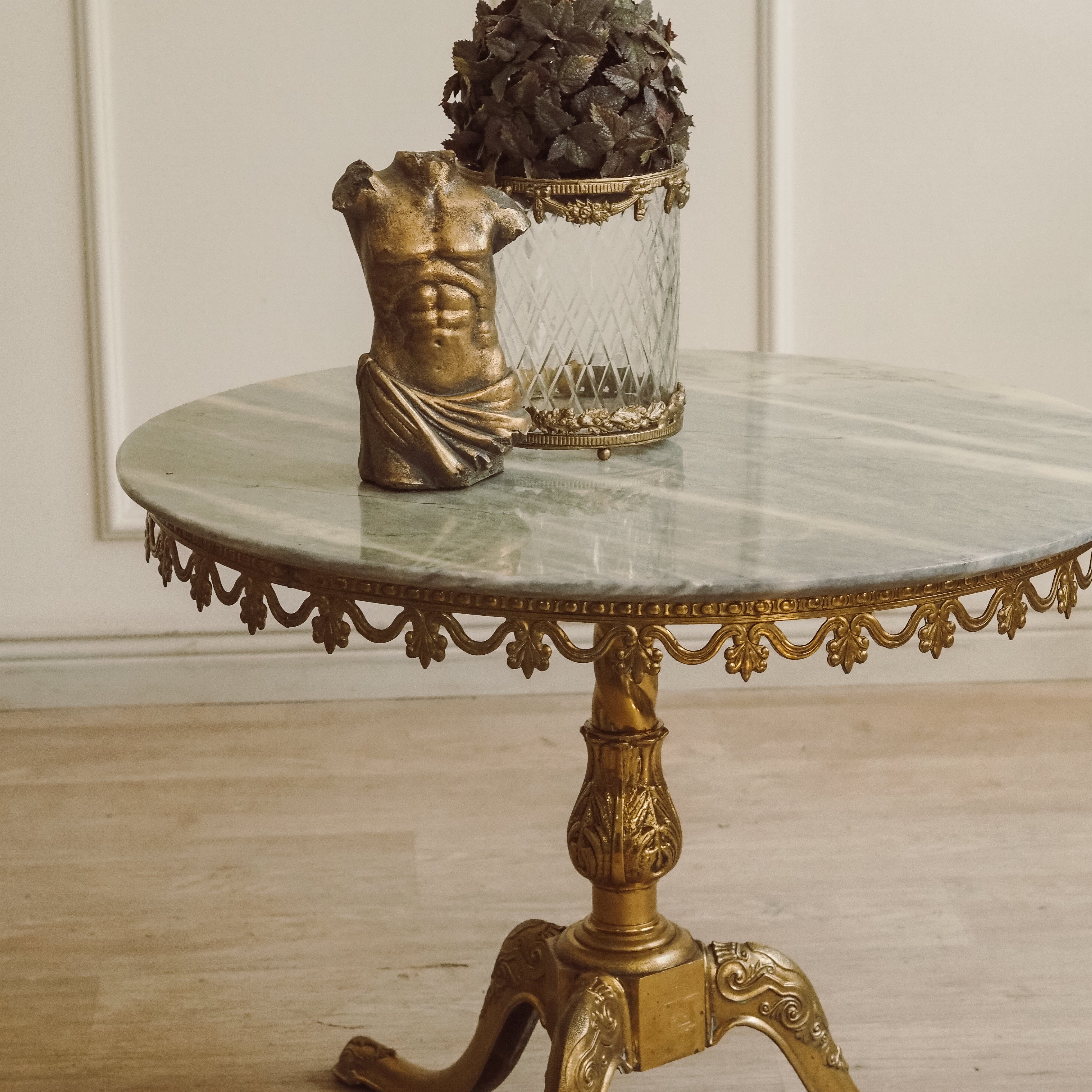 Gueridon Beistelltisch Messing Marmorplatte rund Louis XV Stil