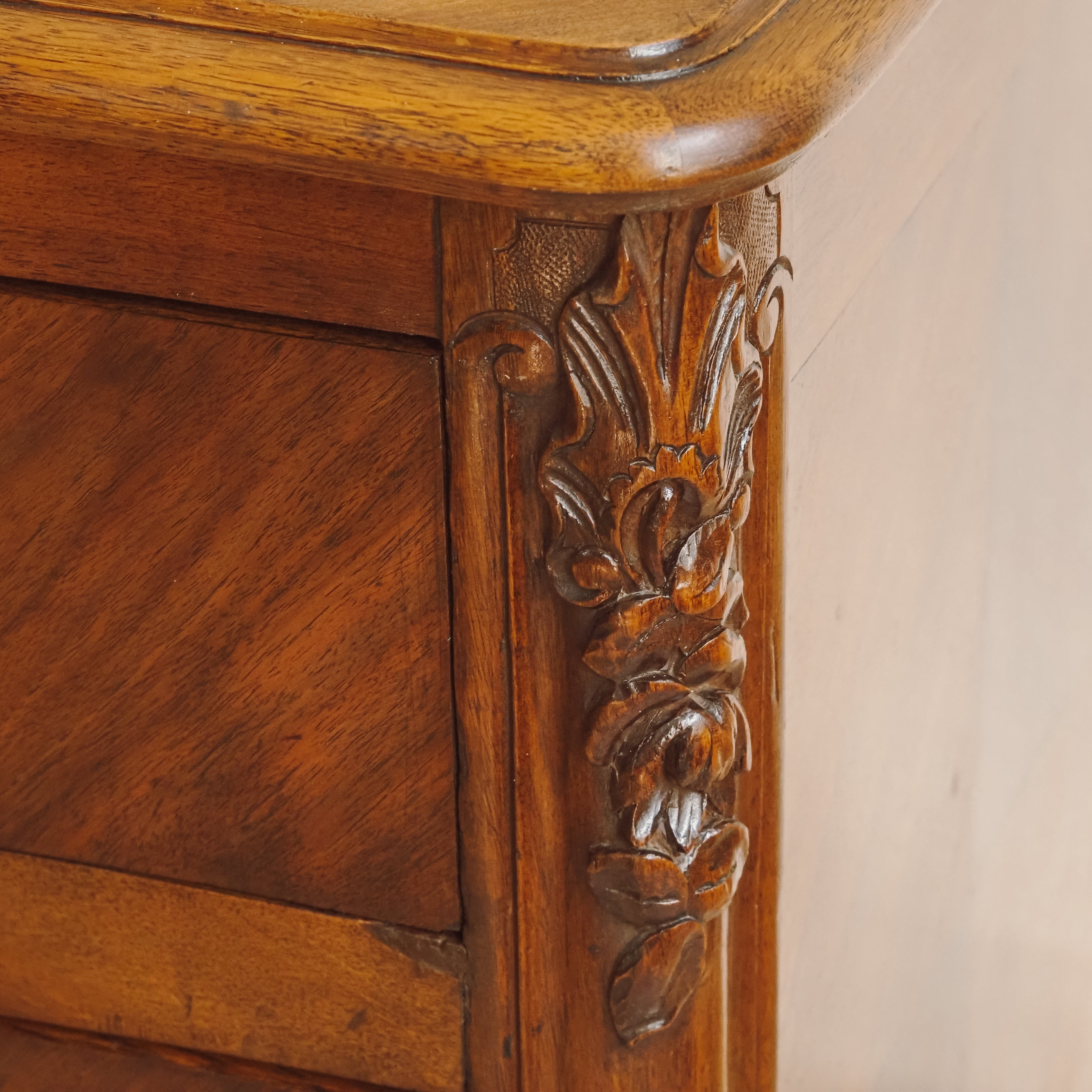 Louis-XV-Kommode Nussbaum um 1900 geschweifte Front