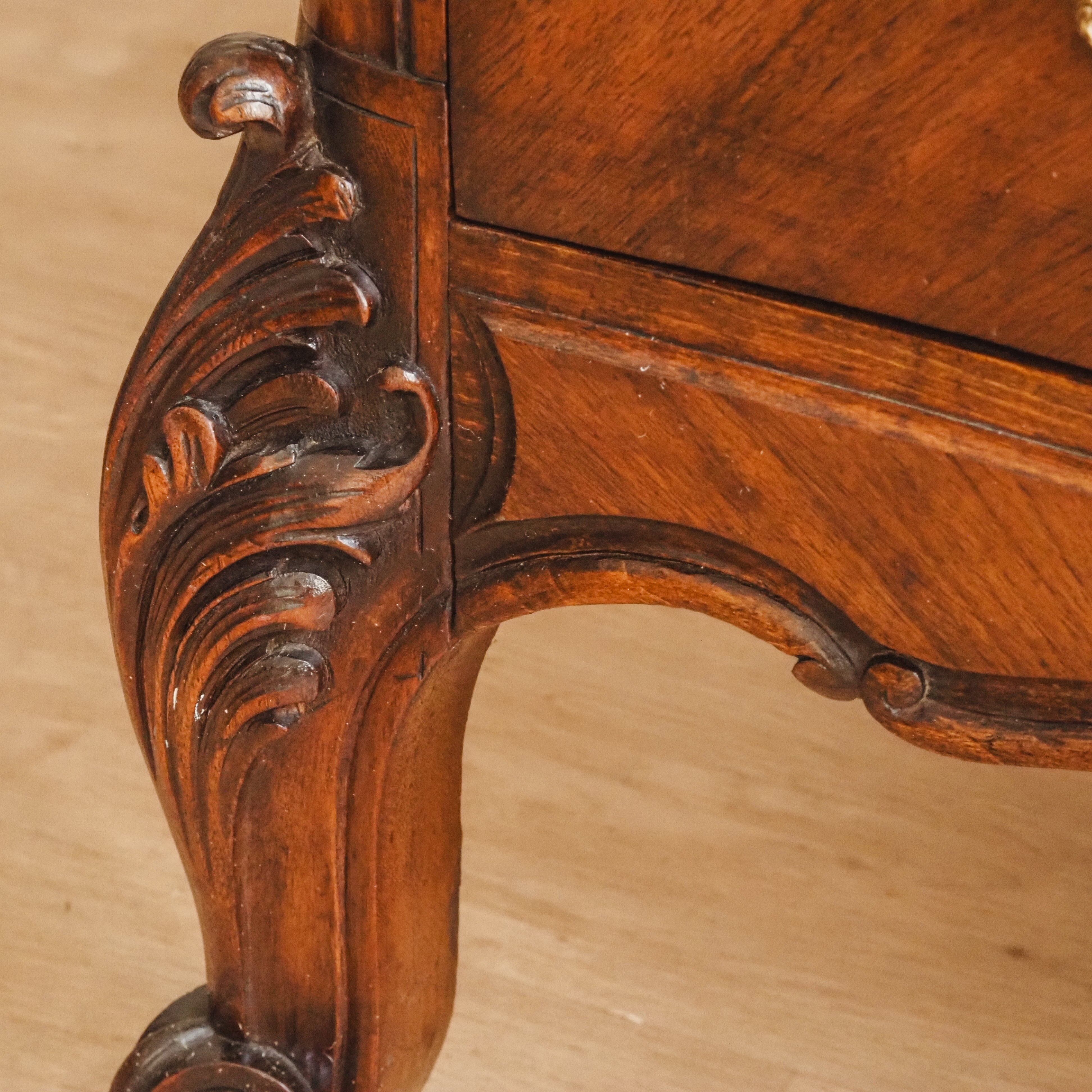 Louis-XV-Kommode Nussbaum um 1900 geschweifte Front