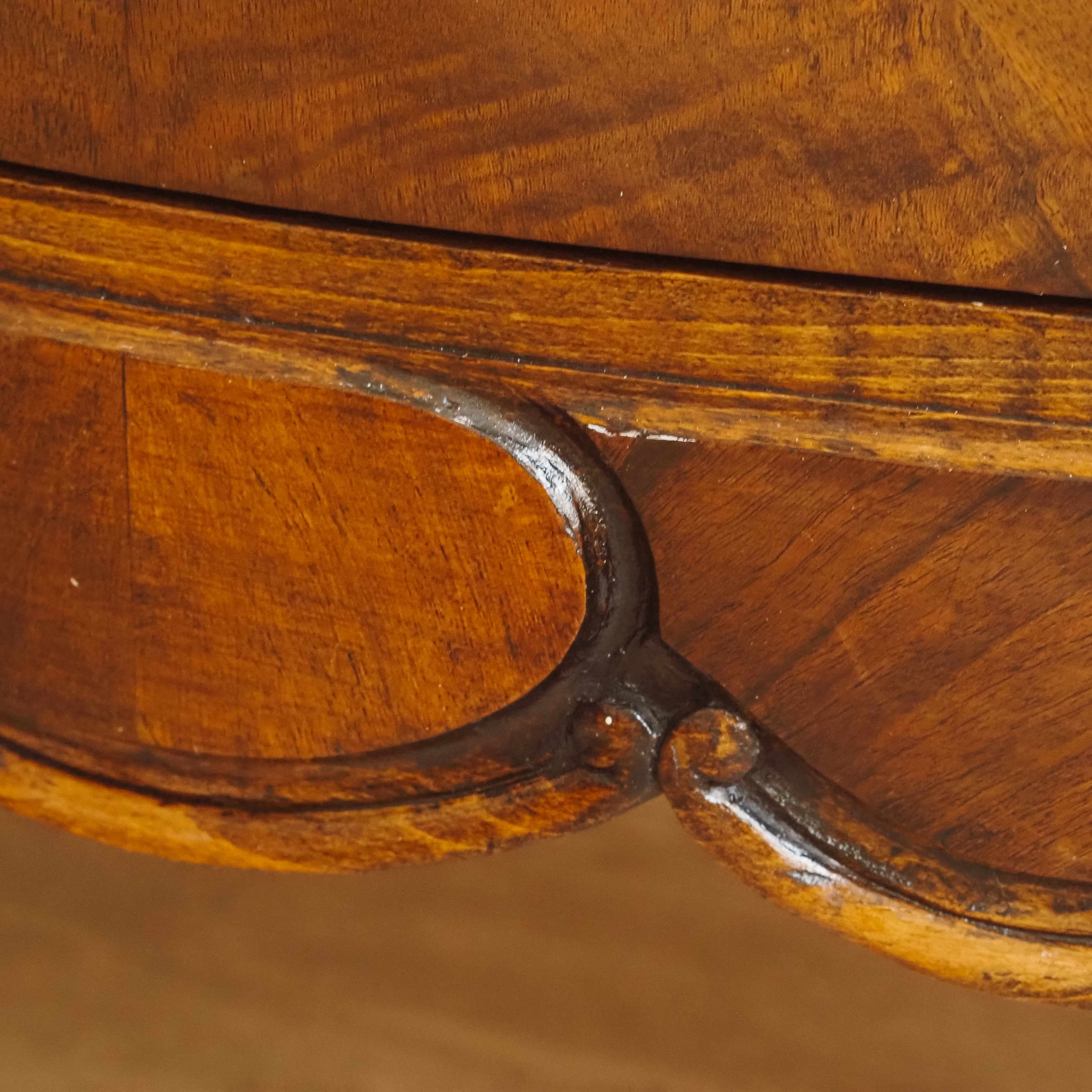 Louis-XV-Kommode Nussbaum um 1900 geschweifte Front