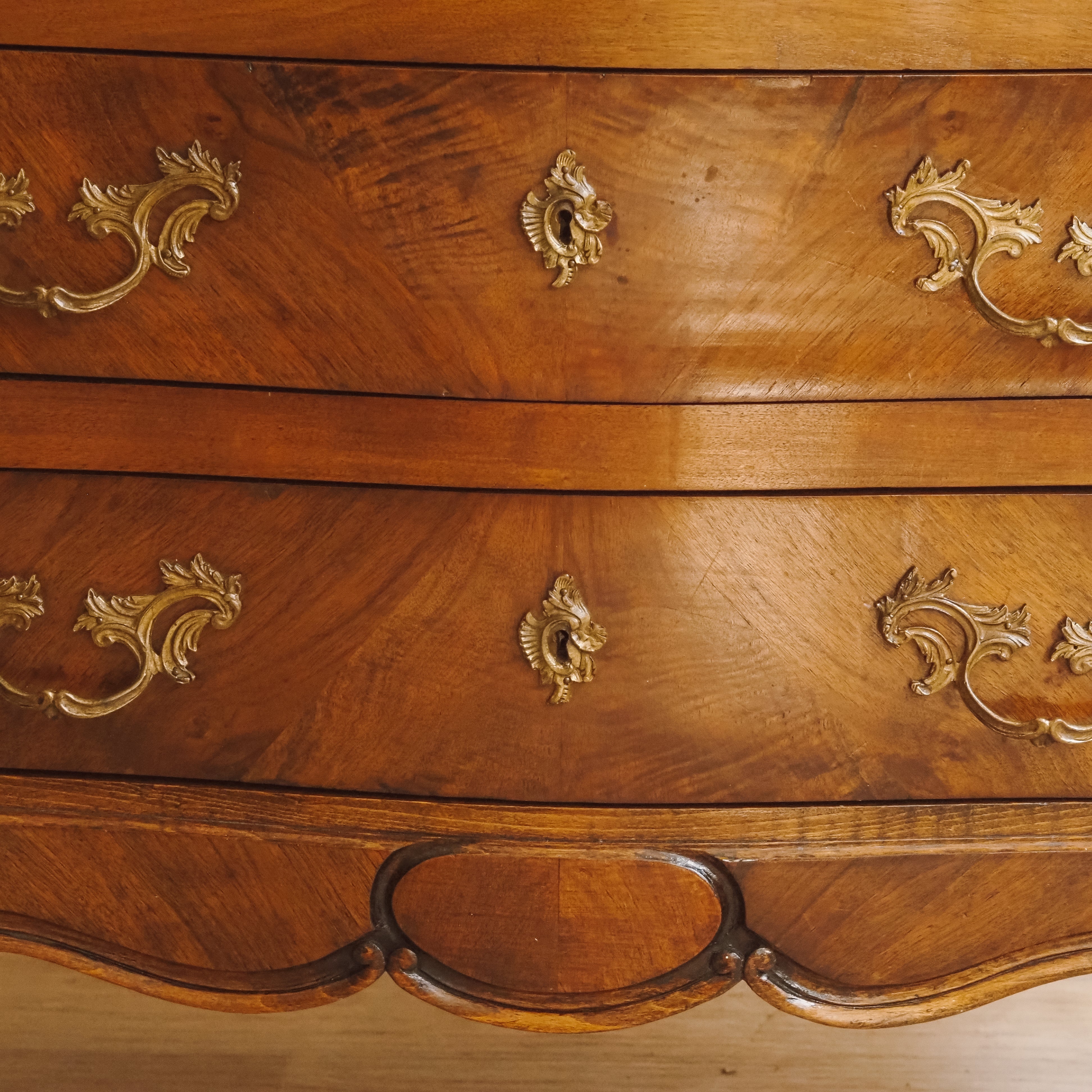 Louis-XV-Kommode Nussbaum um 1900 geschweifte Front