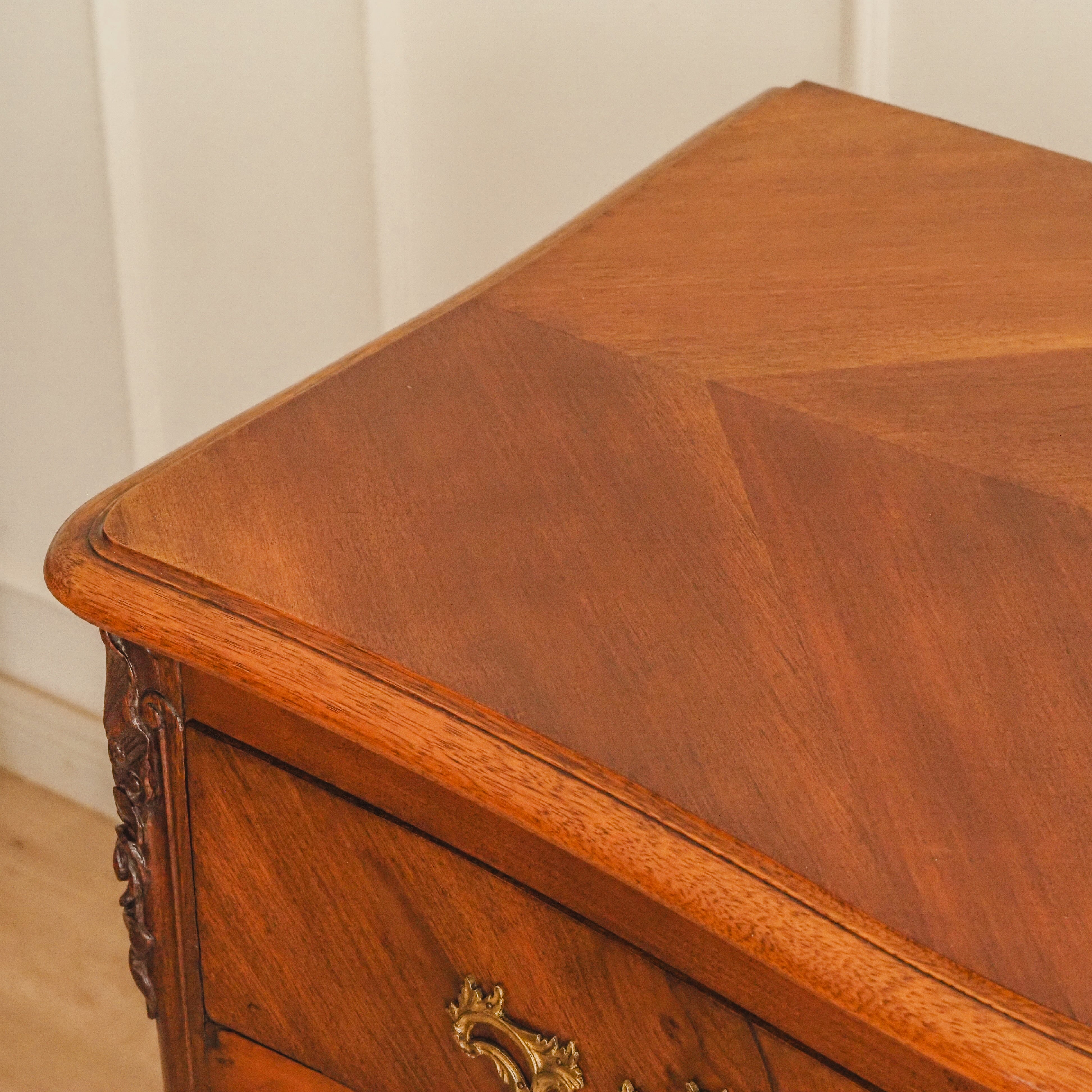 Louis-XV-Kommode Nussbaum um 1900 geschweifte Front