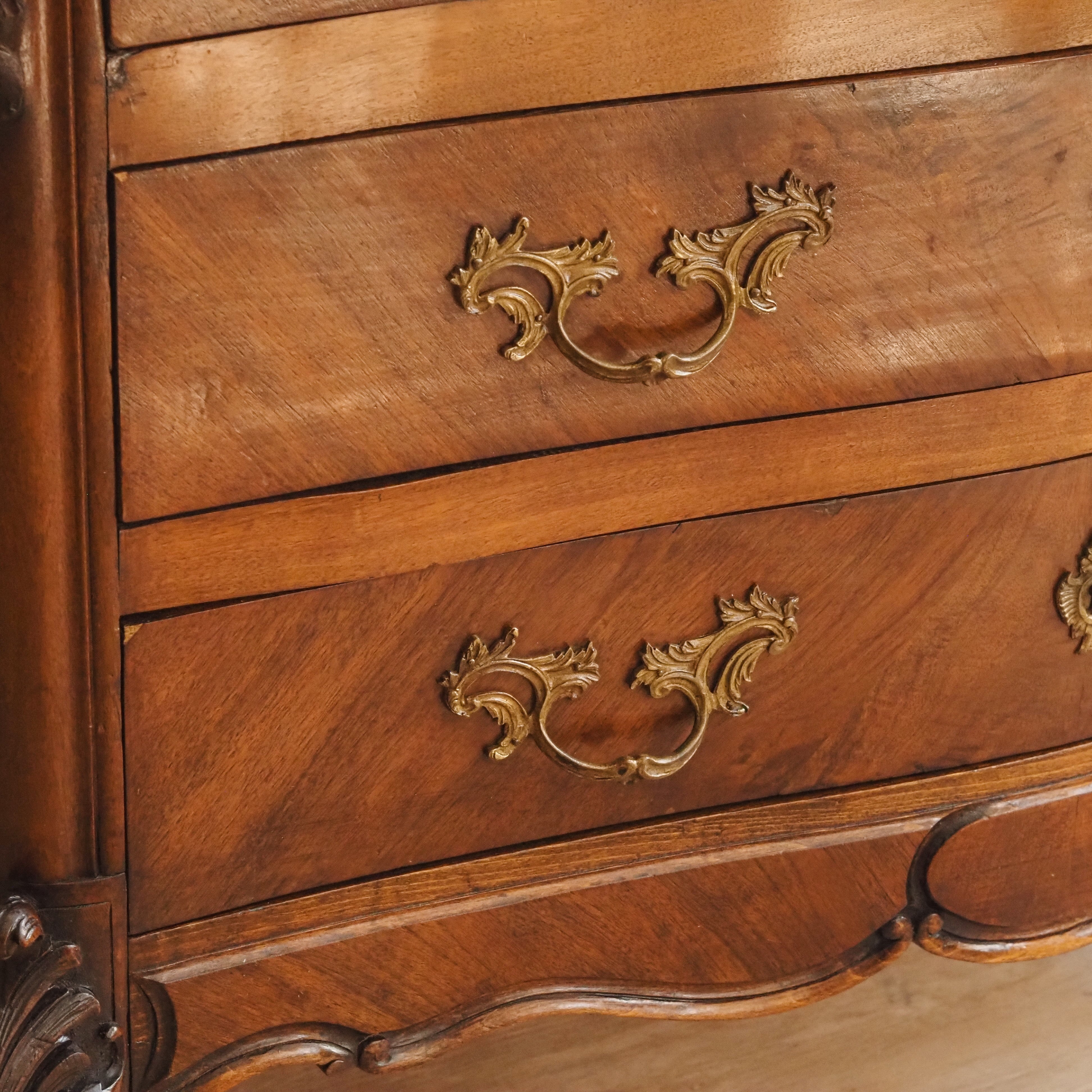 Louis-XV-Kommode Nussbaum um 1900 geschweifte Front