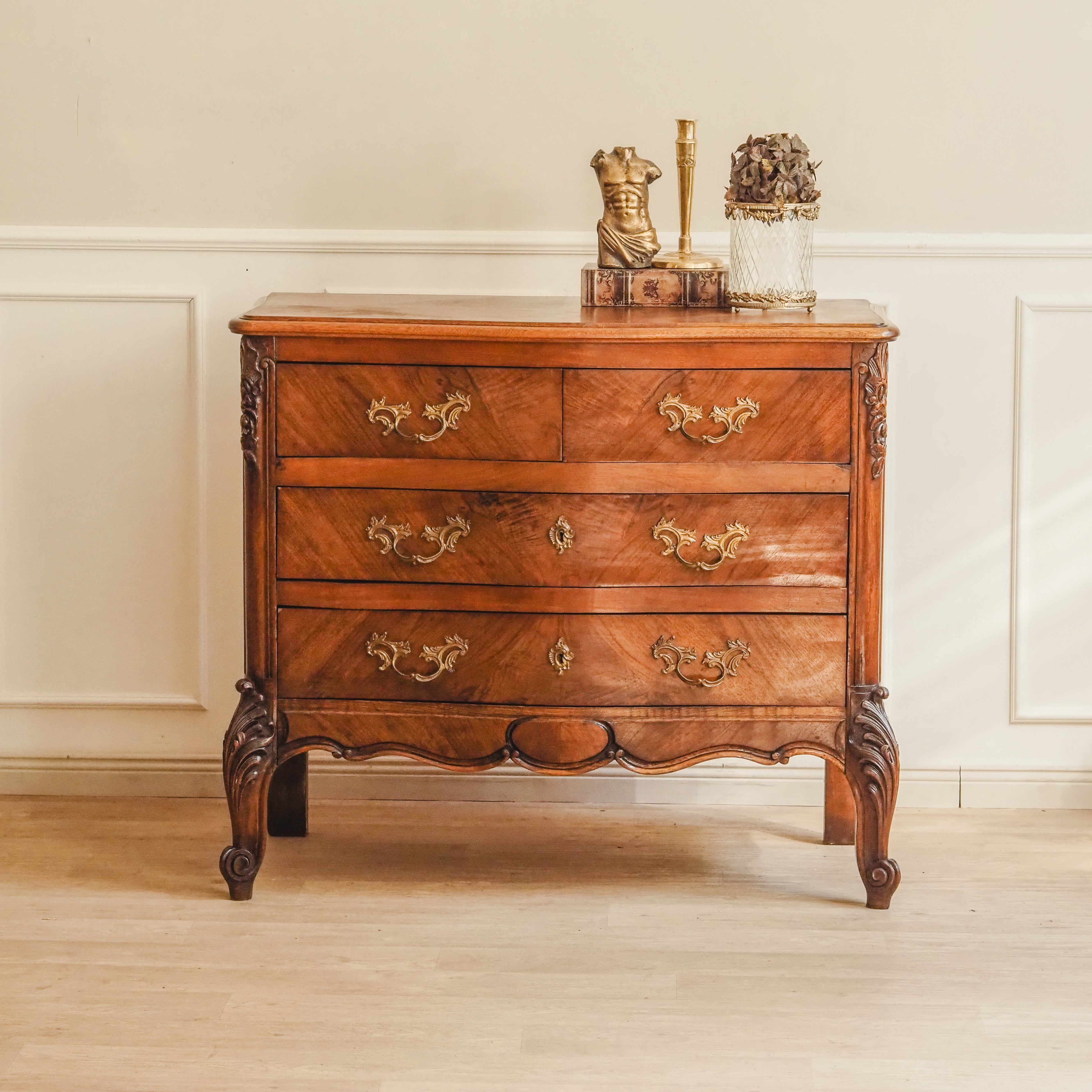 Louis-XV-Kommode Nussbaum um 1900 geschweifte Front