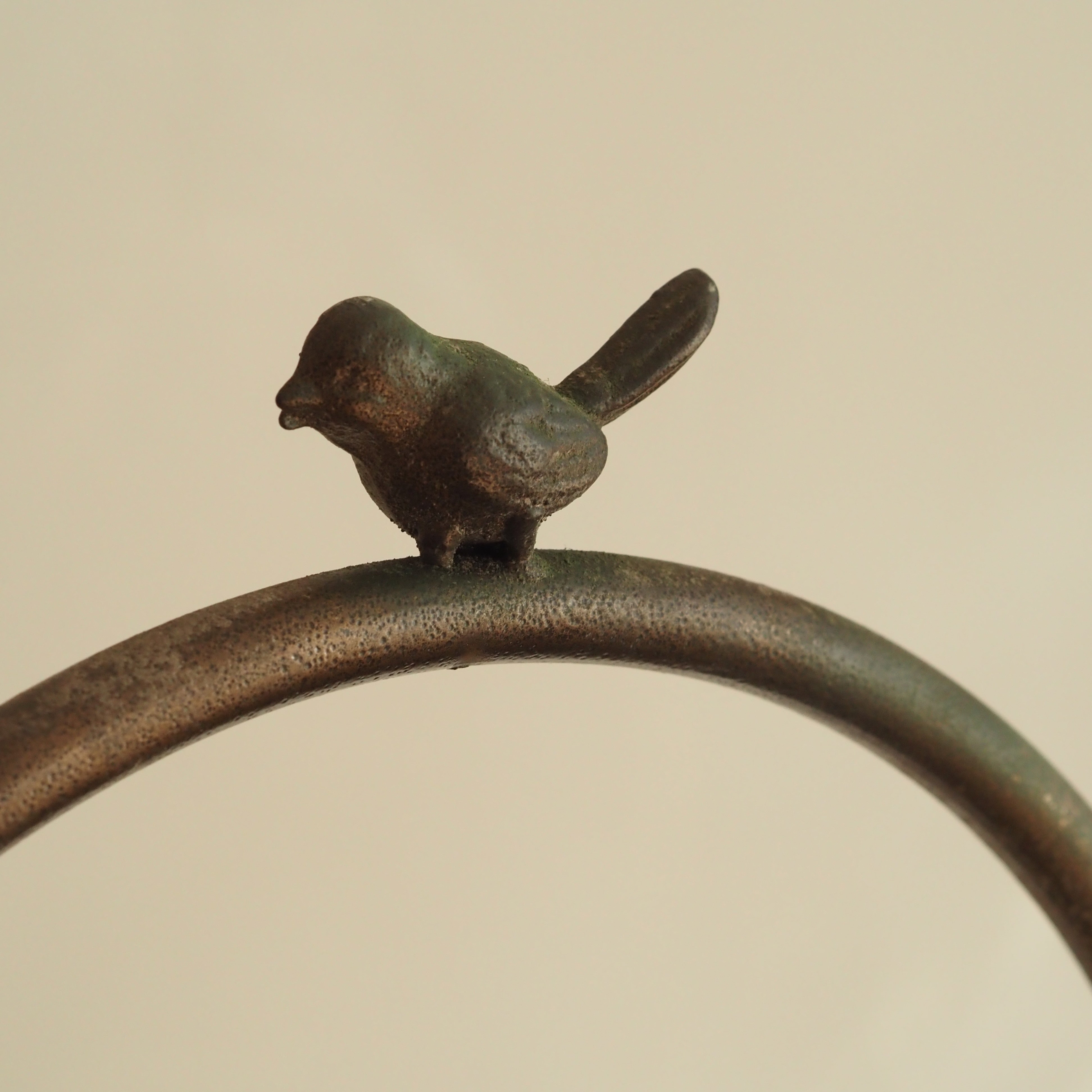 Etagere Metall zweistöckig · Patiniert mit Vogelfigur und durchbrochener Galerie