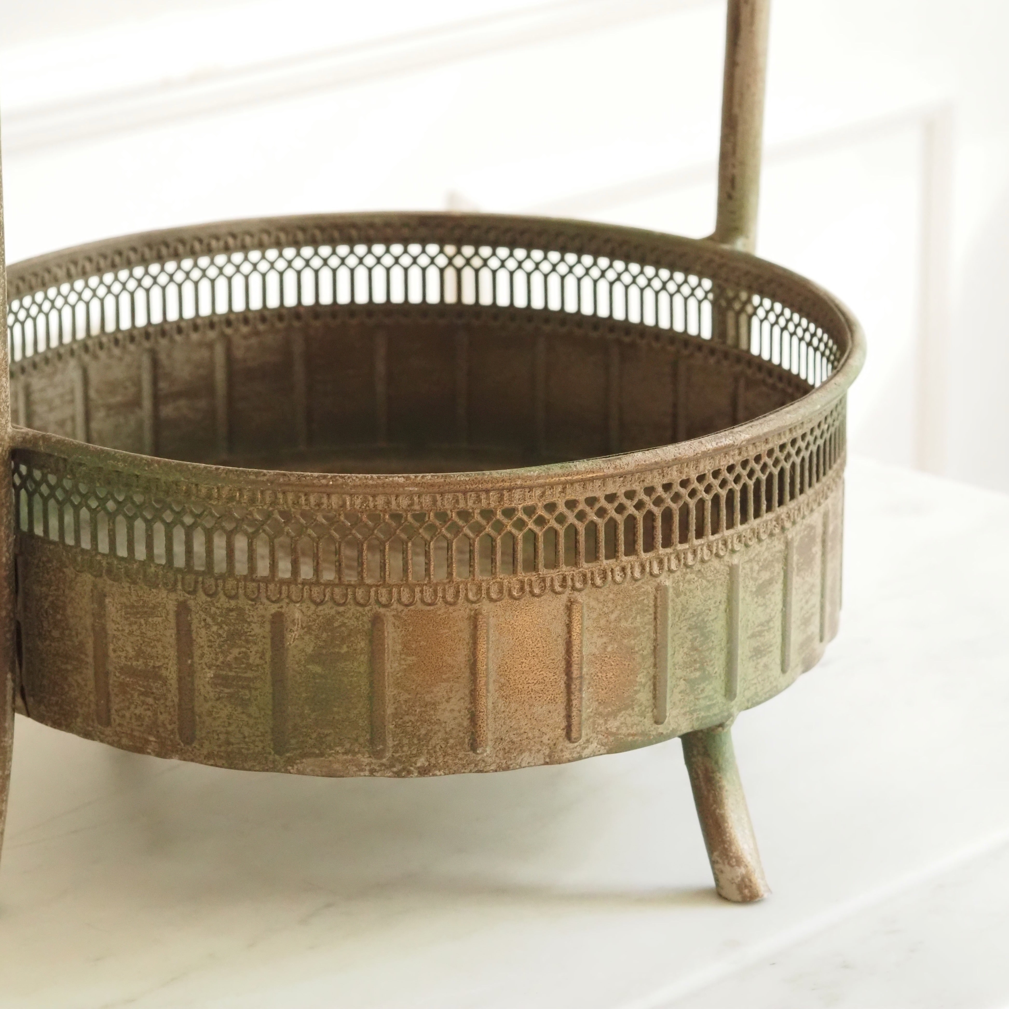 Etagere Metall zweistöckig · Patiniert mit Vogelfigur und durchbrochener Galerie