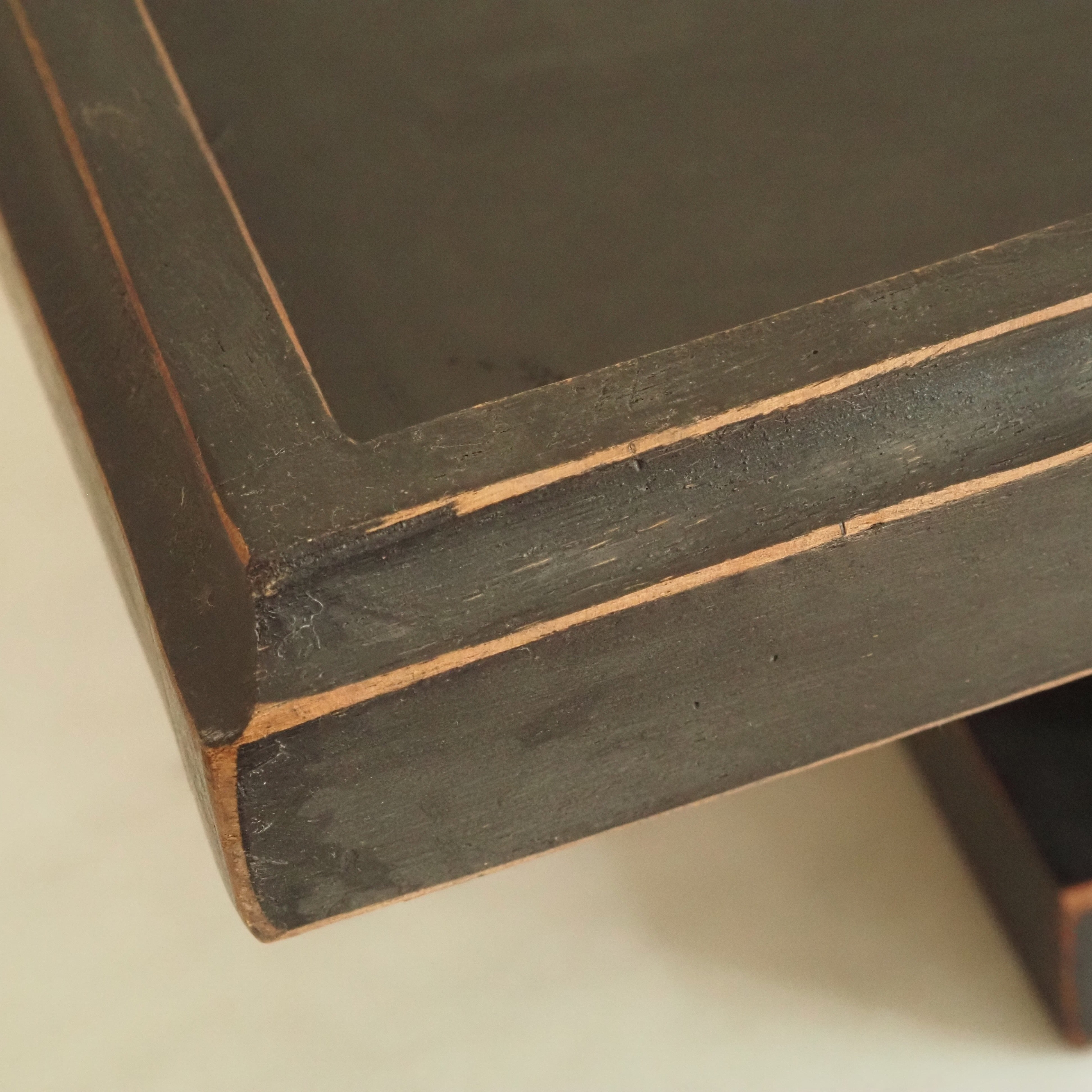 Tablett auf Fuß Schwarz · Gestuftes Holzplateau auf Postamentsockel im Used-Look