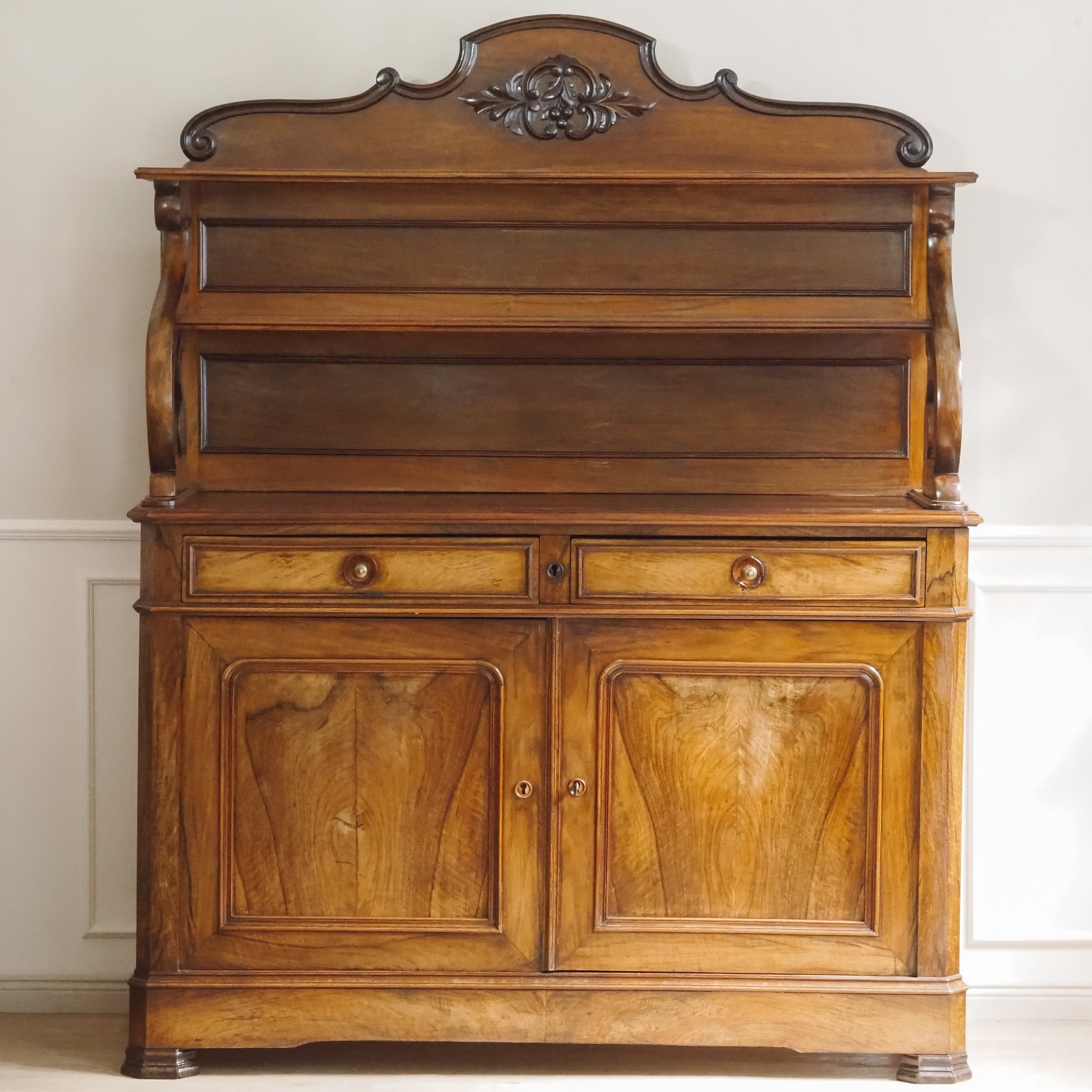 Anrichte Louis-Philippe Nussbaum Buffet mit Aufsatz um 1870