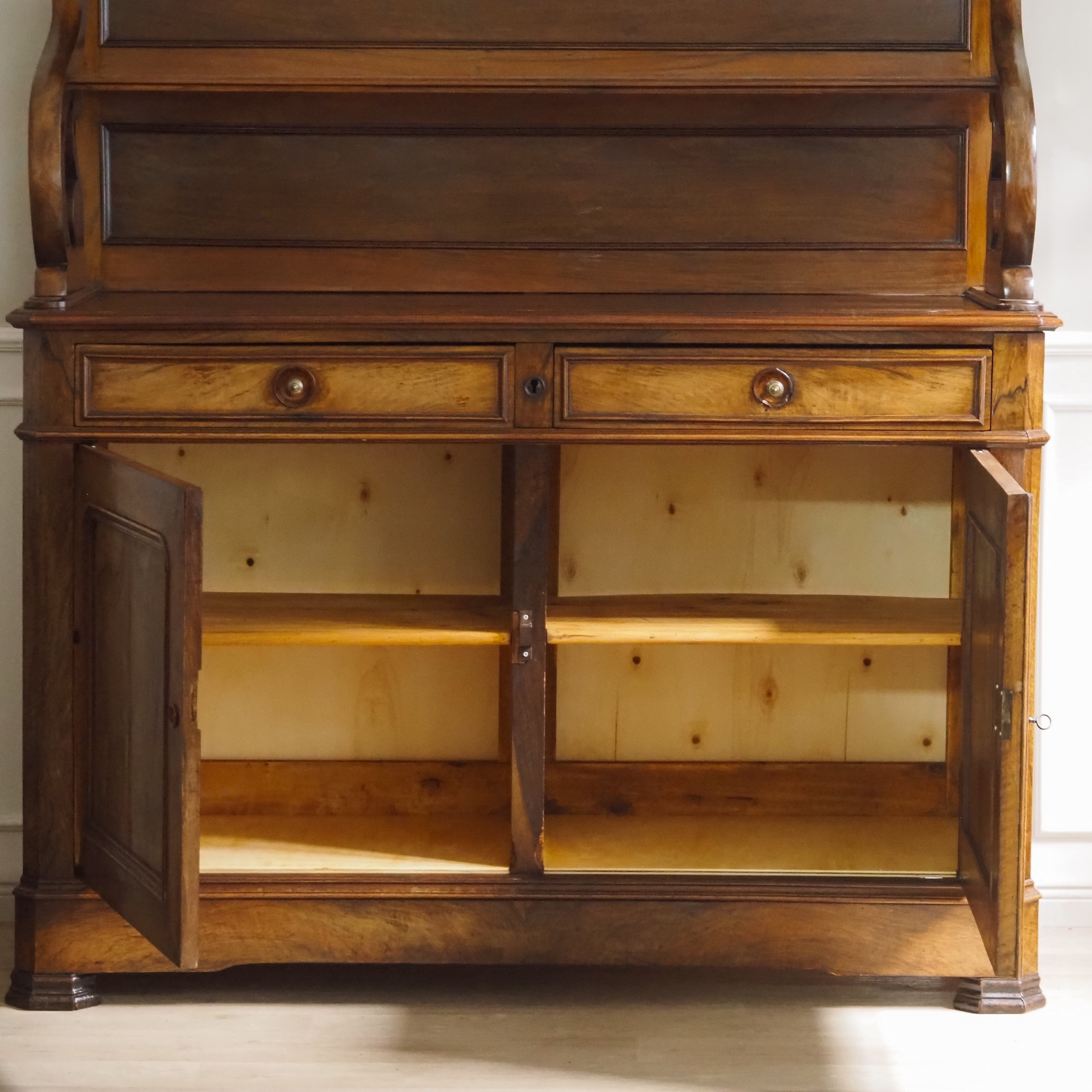 Anrichte Louis-Philippe Nussbaum Buffet mit Aufsatz um 1870