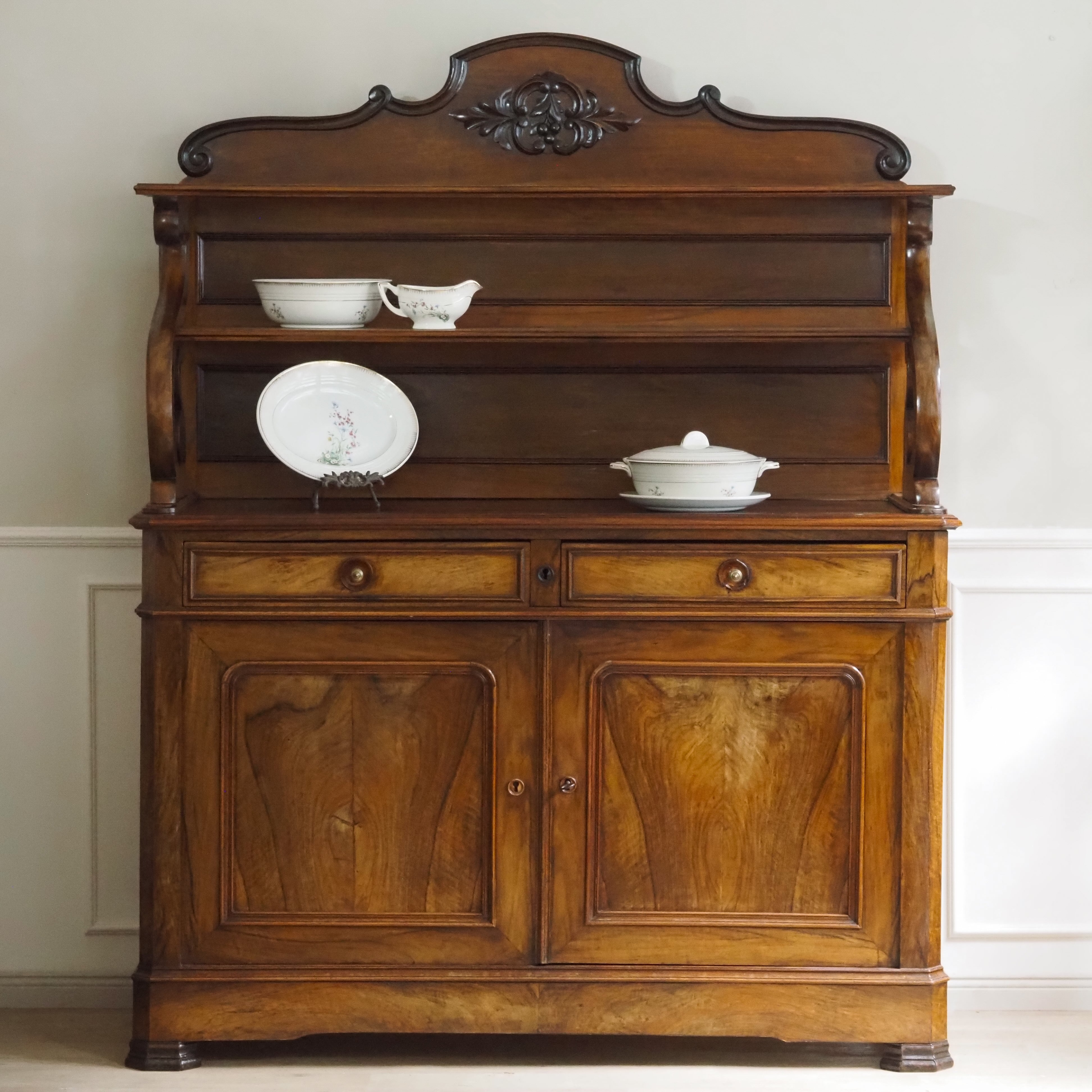 Anrichte Louis-Philippe Nussbaum Buffet mit Aufsatz um 1870