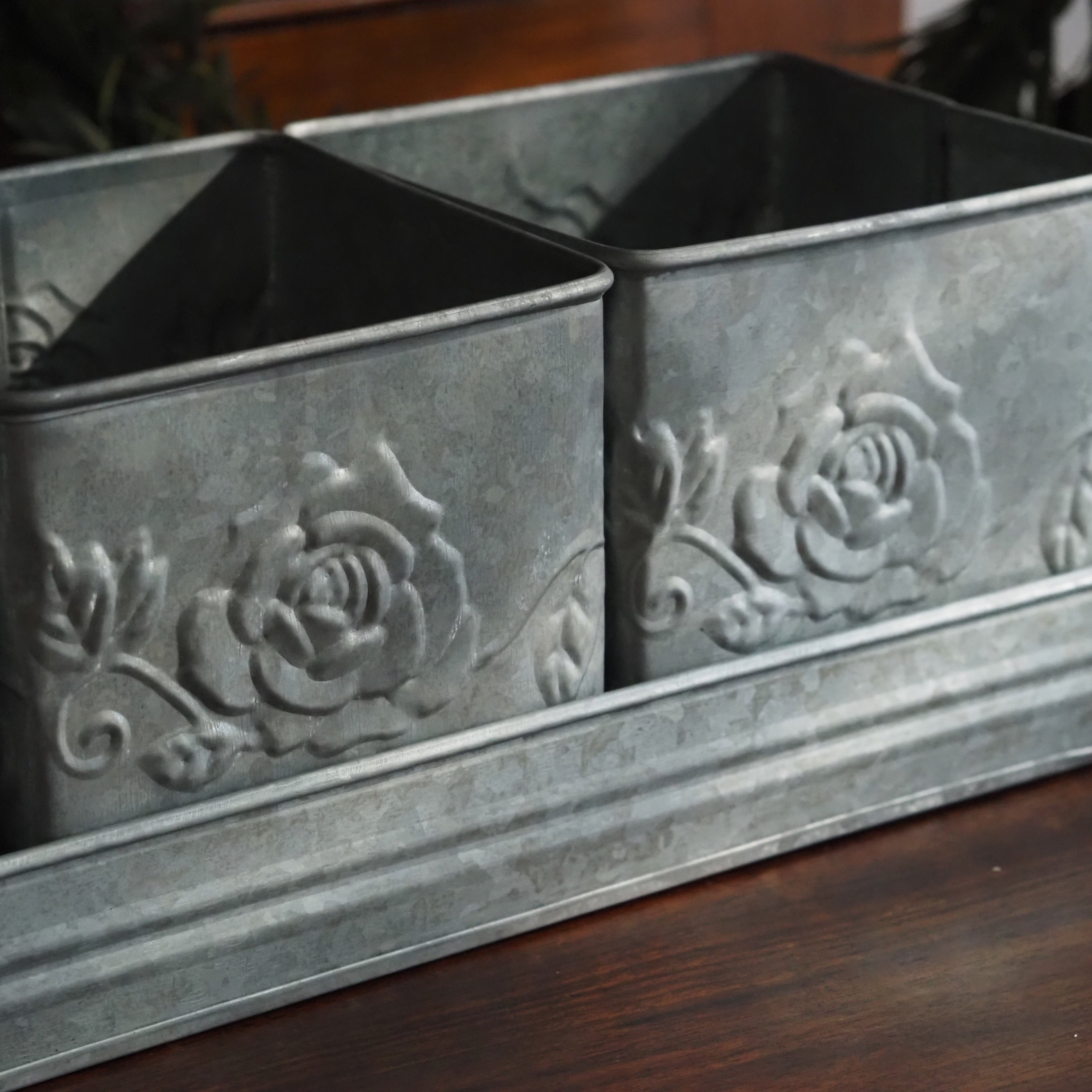 Pflanztopf-Set Grau · Drei Metalltöpfe mit Tablett und geprägtem Rosendekor