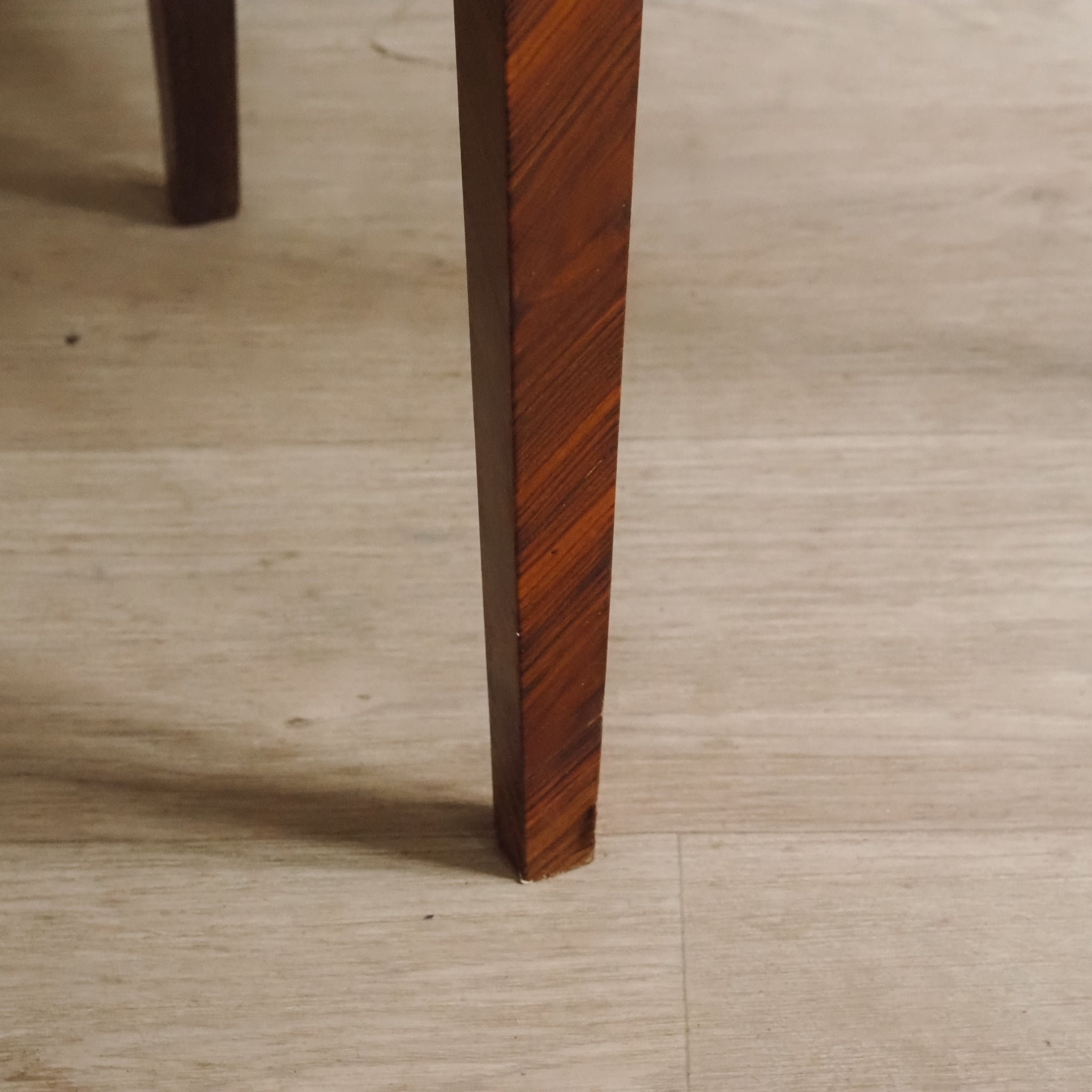 Französischer Beistelltisch mit Marmor und feinen Intarsien - Louis XVI Stil Nachttisch