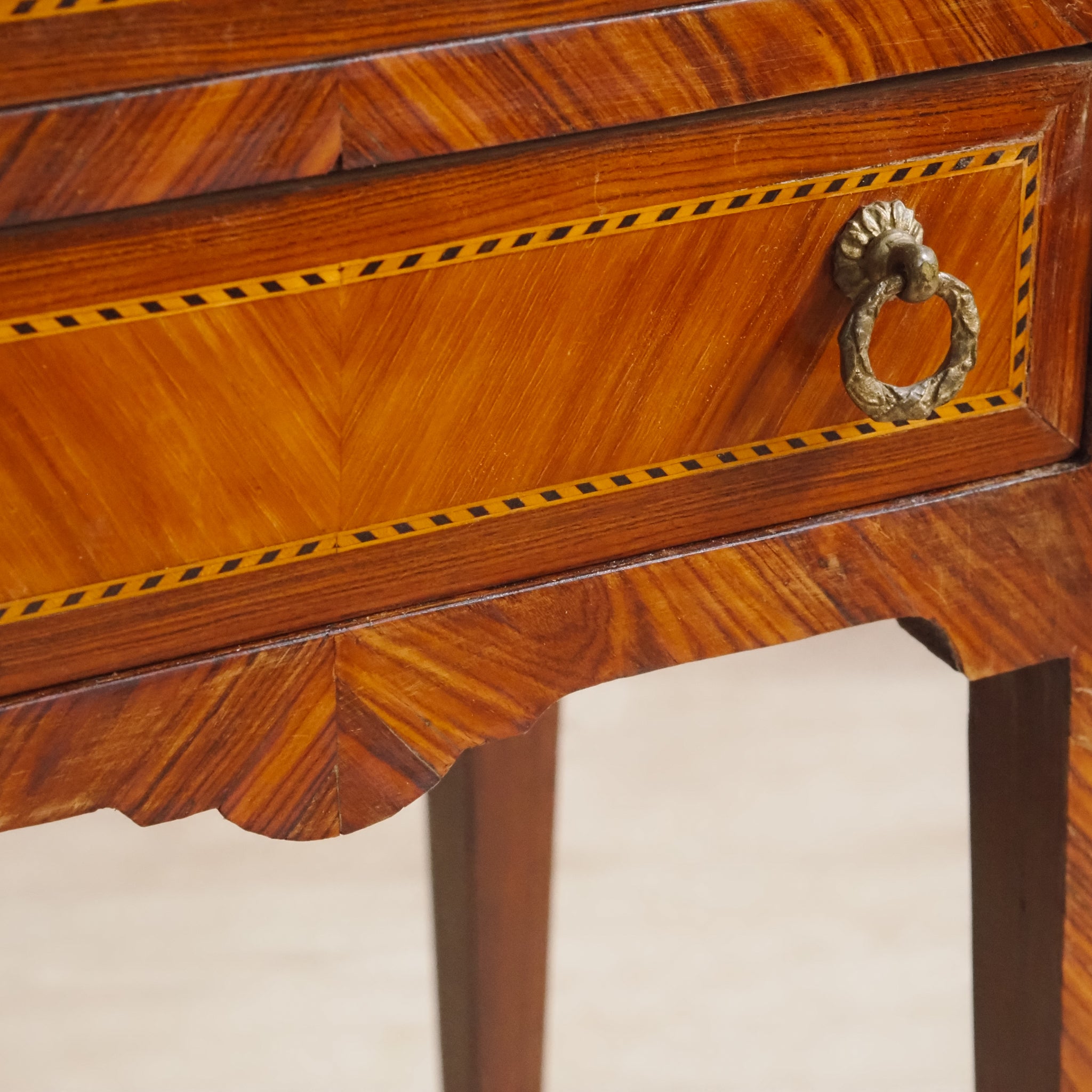 Französischer Beistelltisch mit Marmor und feinen Intarsien - Louis XVI Stil Nachttisch