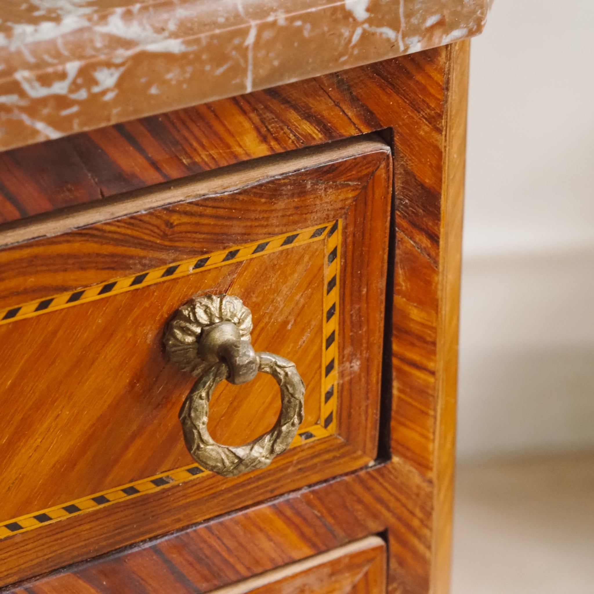 Französischer Beistelltisch mit Marmor und feinen Intarsien - Louis XVI Stil Nachttisch