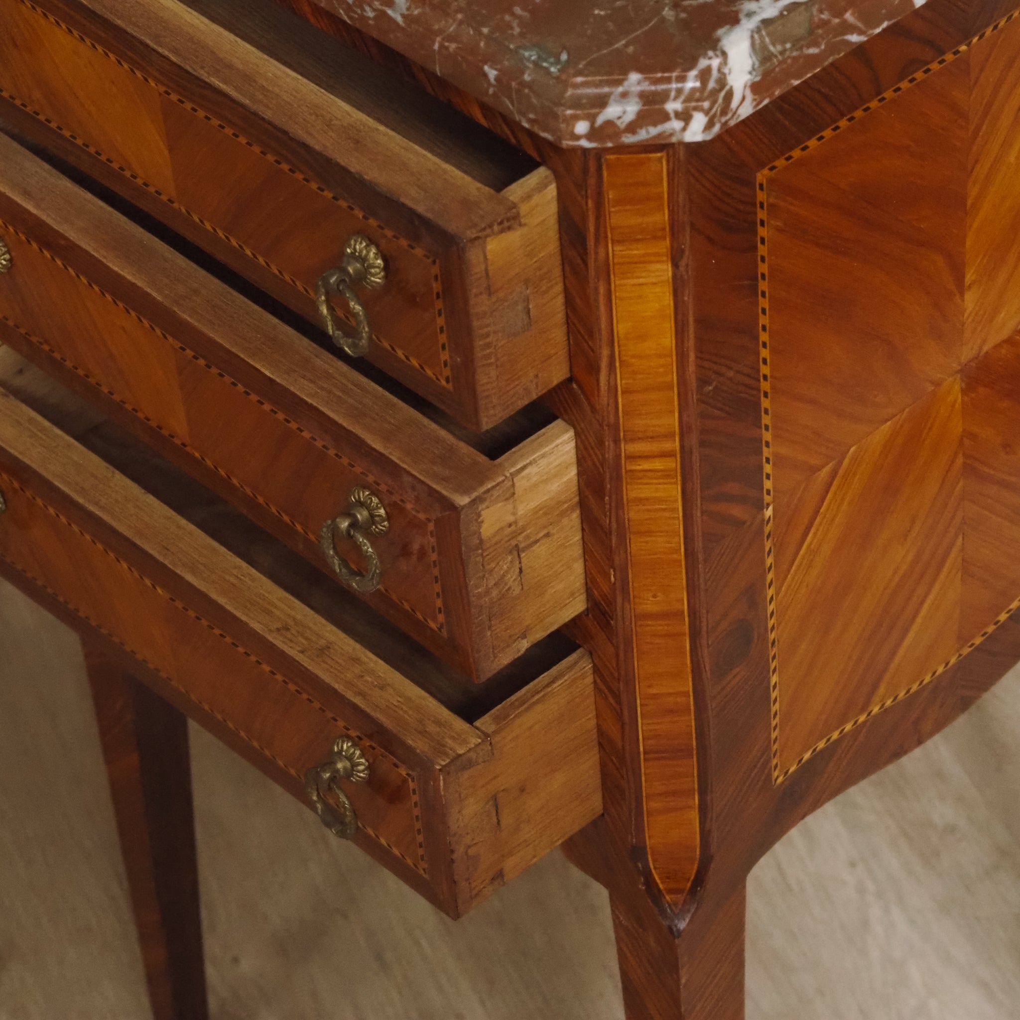 Französischer Beistelltisch mit Marmor und feinen Intarsien - Louis XVI Stil Nachttisch