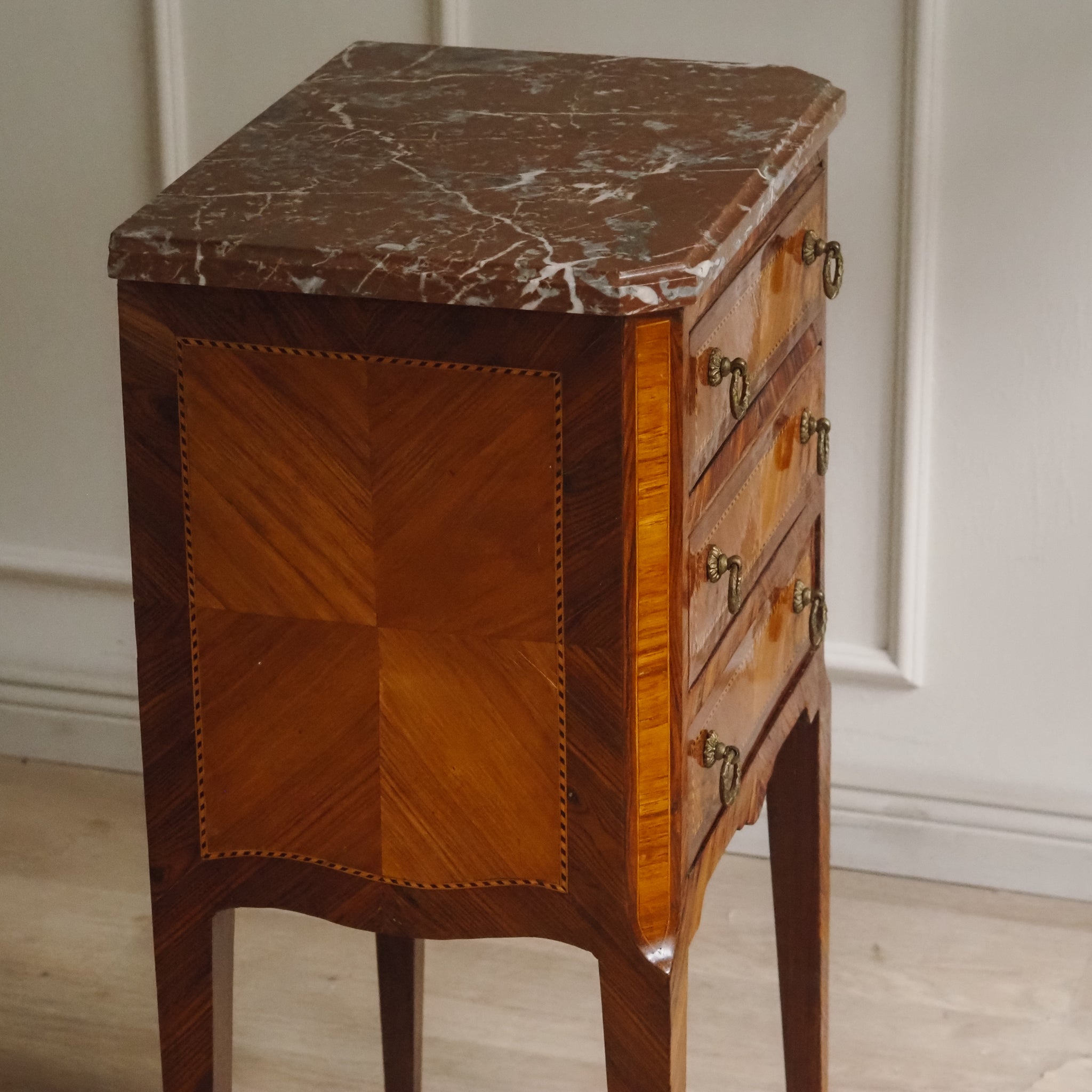 Französischer Beistelltisch mit Marmor und feinen Intarsien - Louis XVI Stil Nachttisch