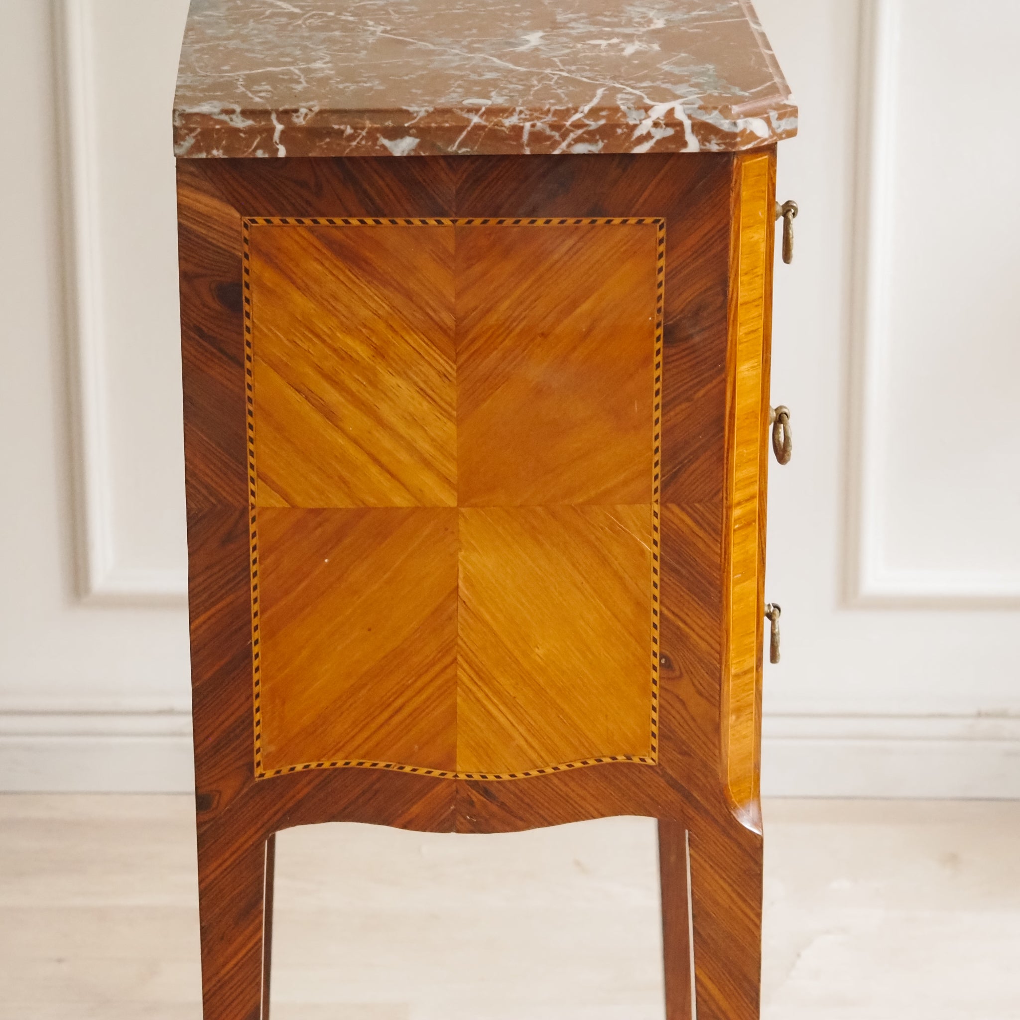 Französischer Beistelltisch mit Marmor und feinen Intarsien - Louis XVI Stil Nachttisch