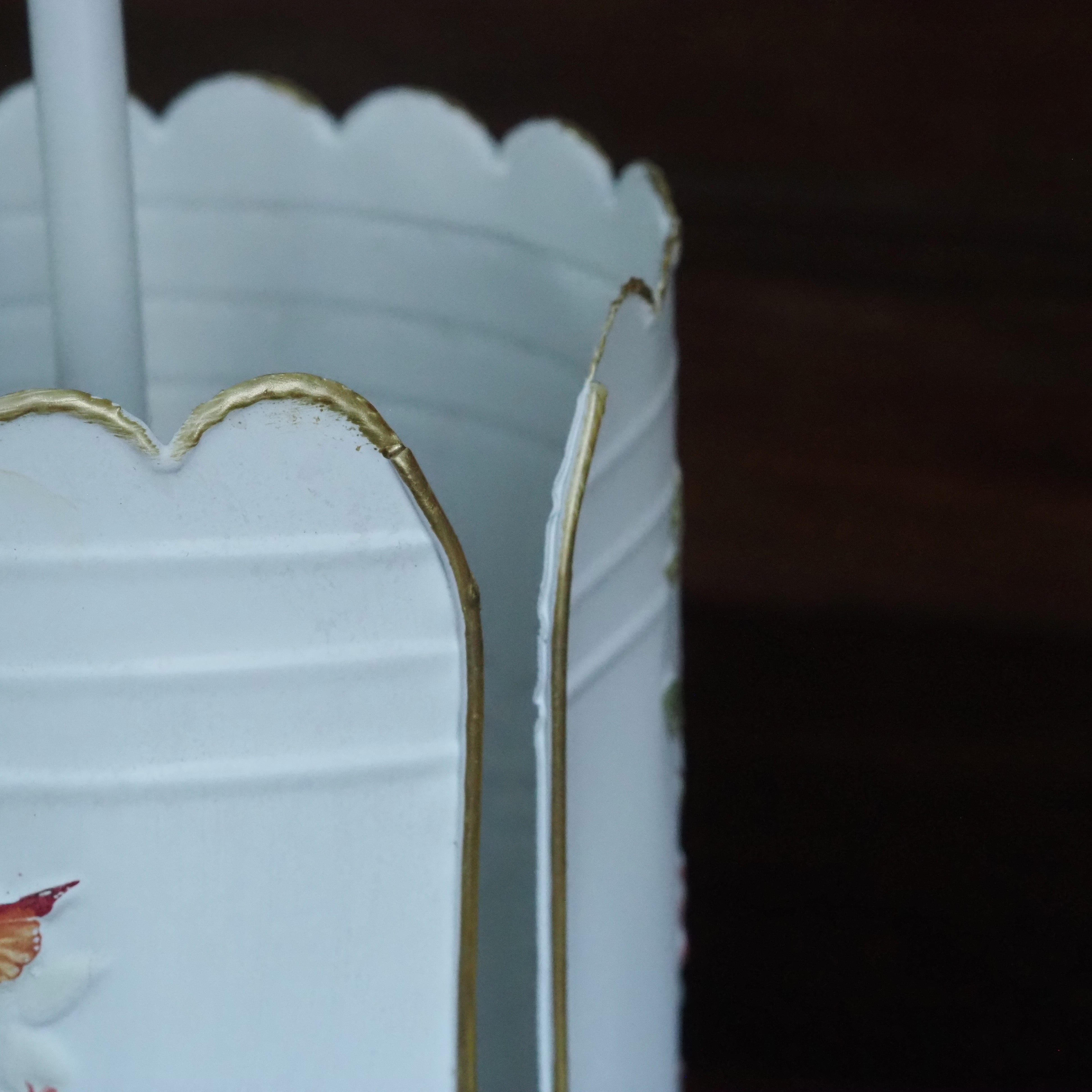 Küchenrollenhalter Weiß · Metall mit floralem Reliefdekor und Vogel-Finial