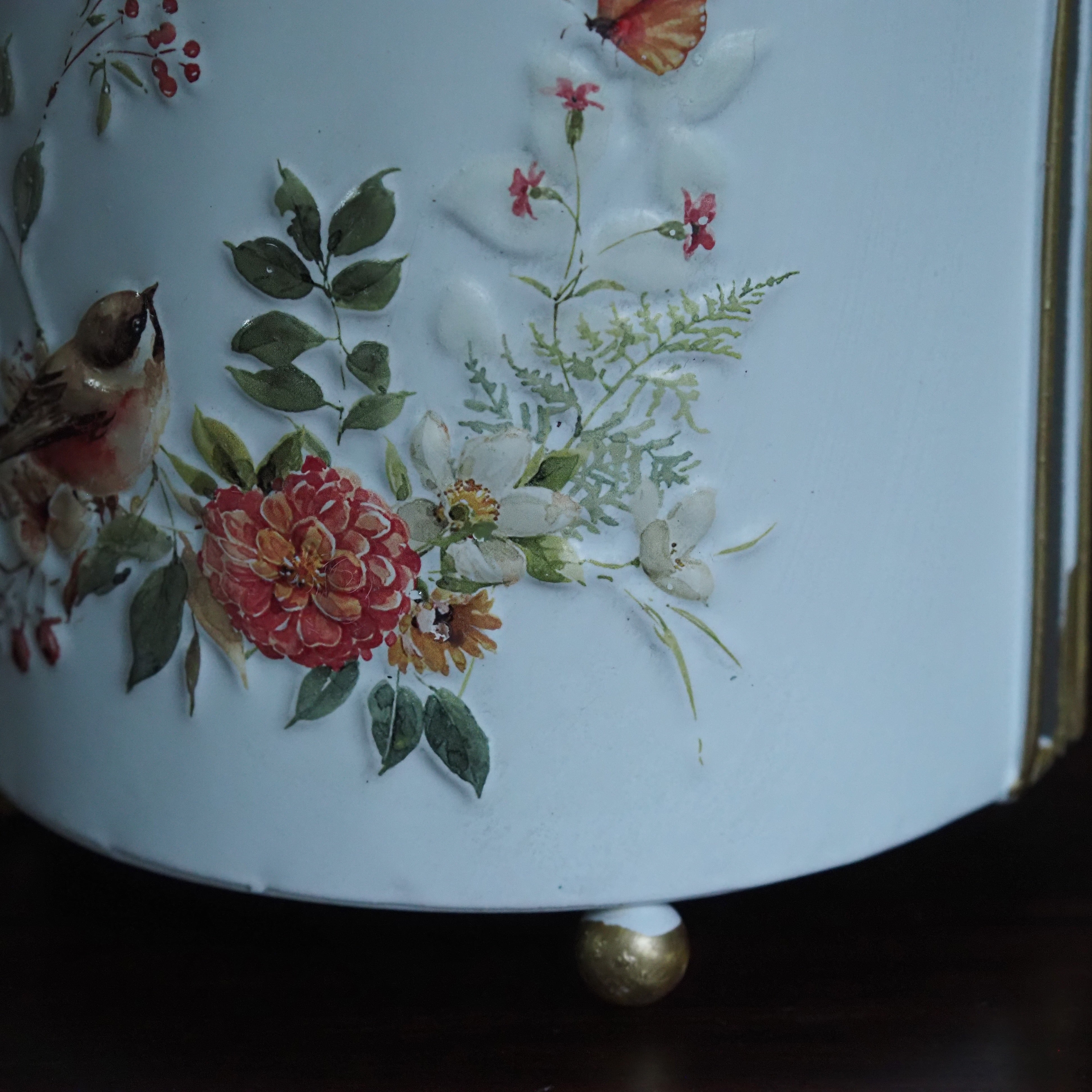 Küchenrollenhalter Weiß · Metall mit floralem Reliefdekor und Vogel-Finial