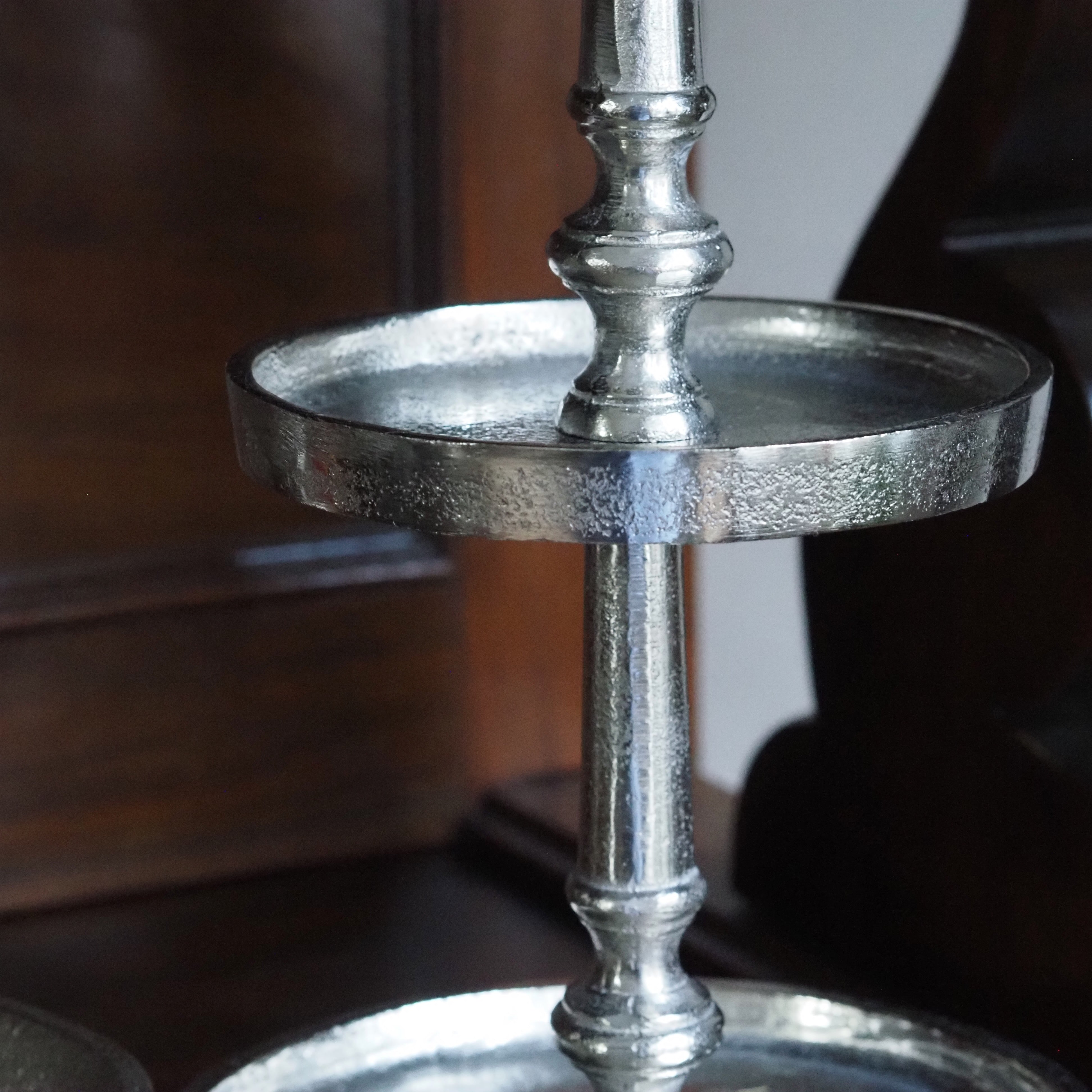 Etagere Silber · Dreistöckiger Metallaufsatz mit gedrechseltem Schaft