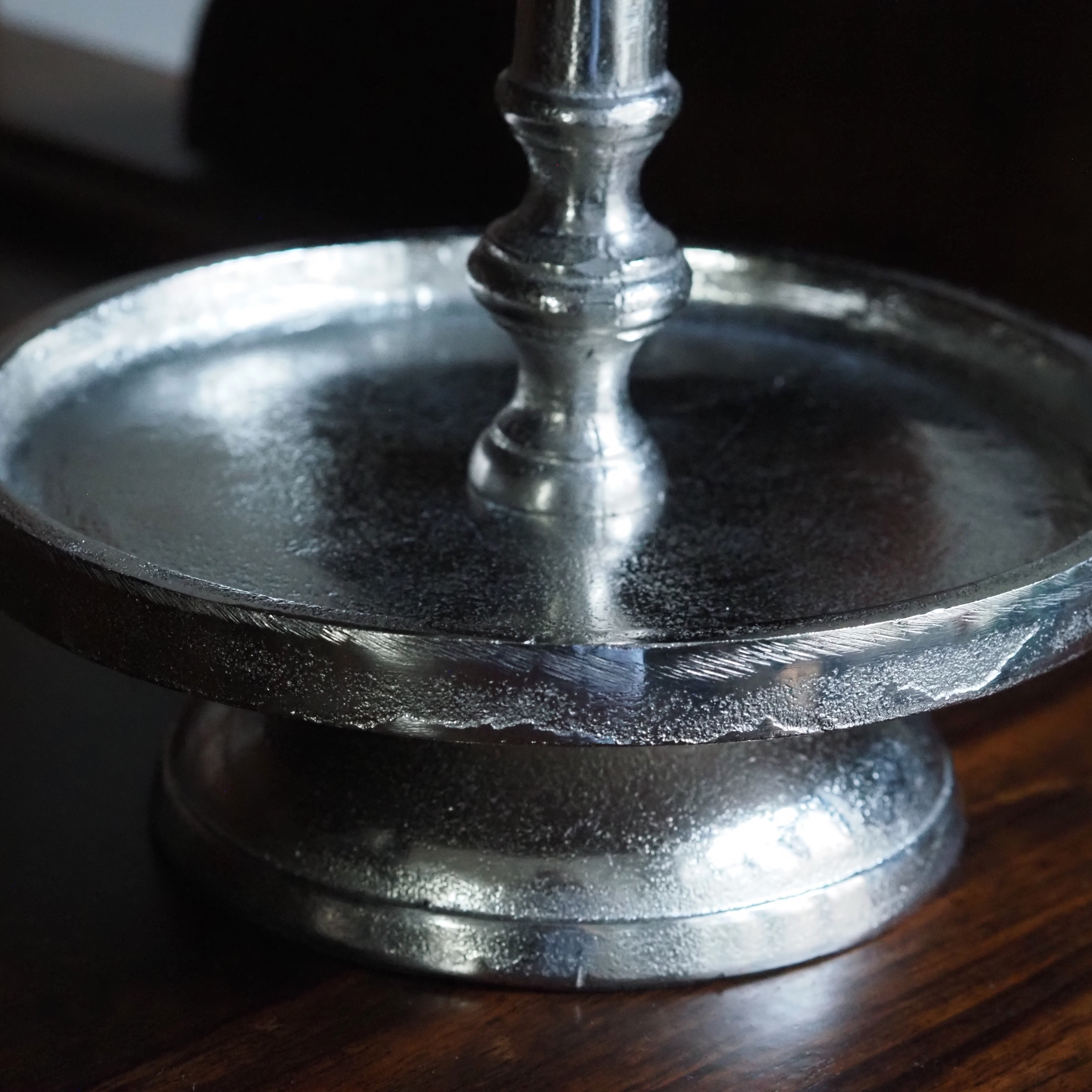 Etagere Silber · Dreistöckiger Metallaufsatz mit gedrechseltem Schaft